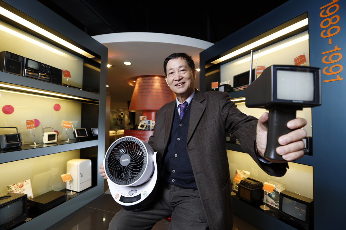 2012年憶聲董事長彭君平收購歌林品牌，憶聲也從DVD播放機製造商轉型為3C通路業者。