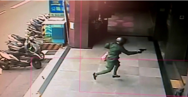 互徒持槍闖入合庫前的畫面。（警方提供）