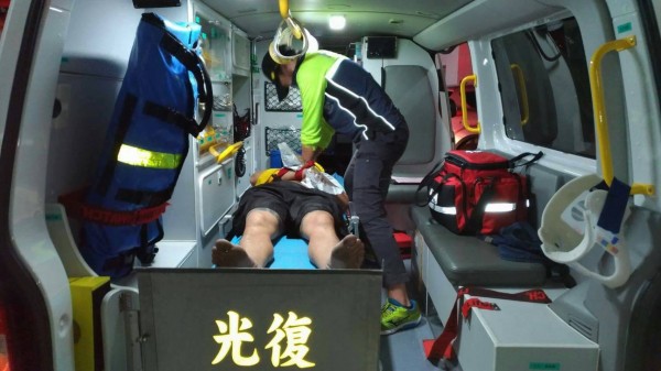 歹徒上吊自殺,在救護車上急救。(警方提供)