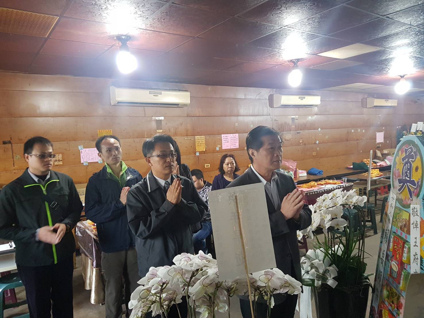 臺北市政府警察局副局長黃啟澤,前往苗栗王志偉老家靈前弔唁。