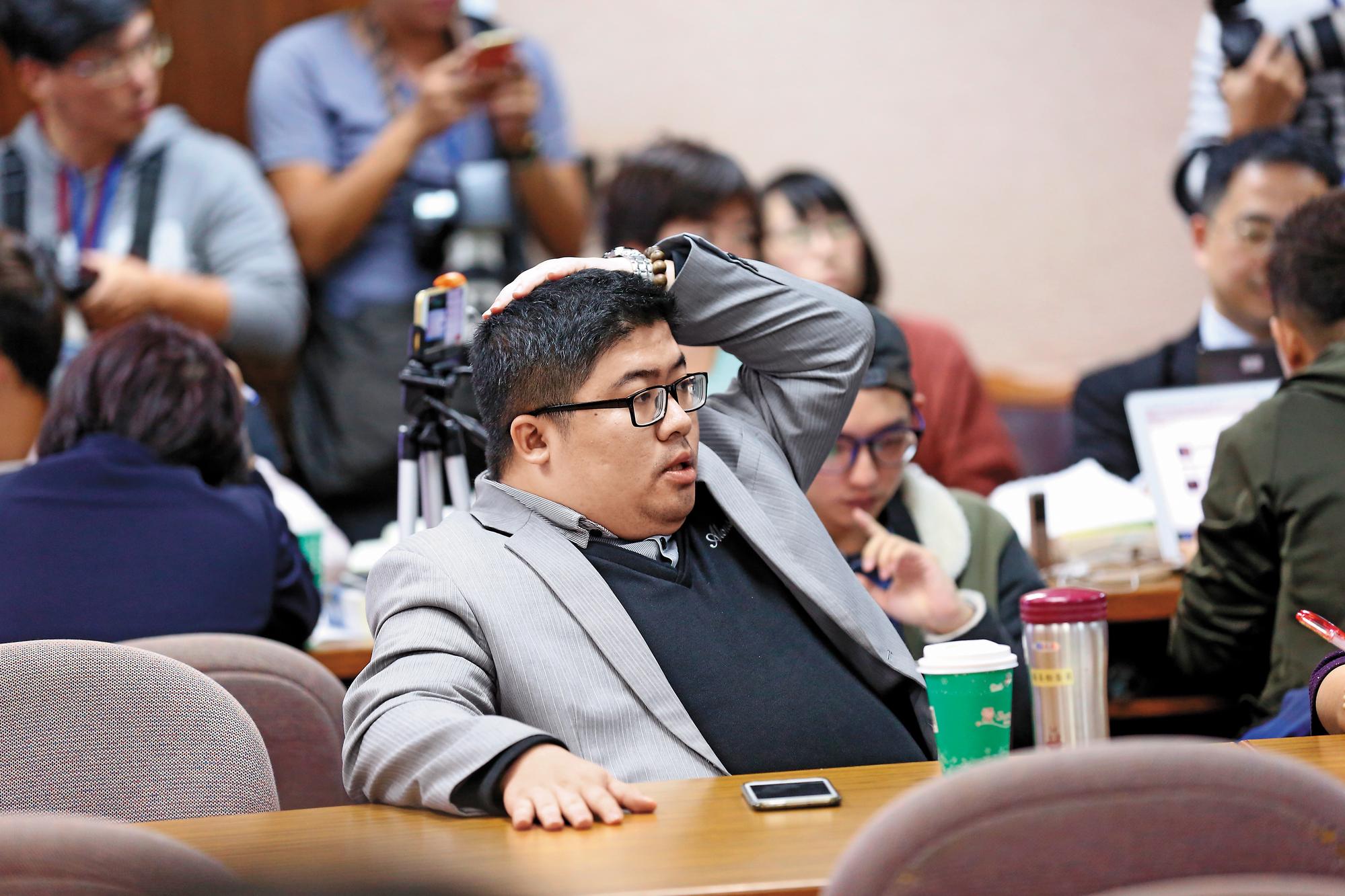 根據陳其邁提案的規劃，選區立委席次將減少一席，因此嘉義縣立委蔡易餘持反對立場。