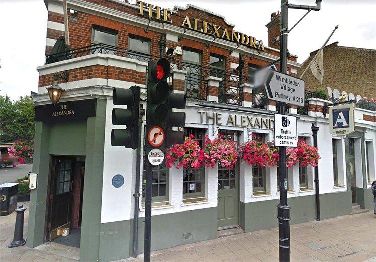 位於英國倫敦溫布頓希爾街的Alexandra酒吧,提醒了人們佳節的真義。(Google街景)