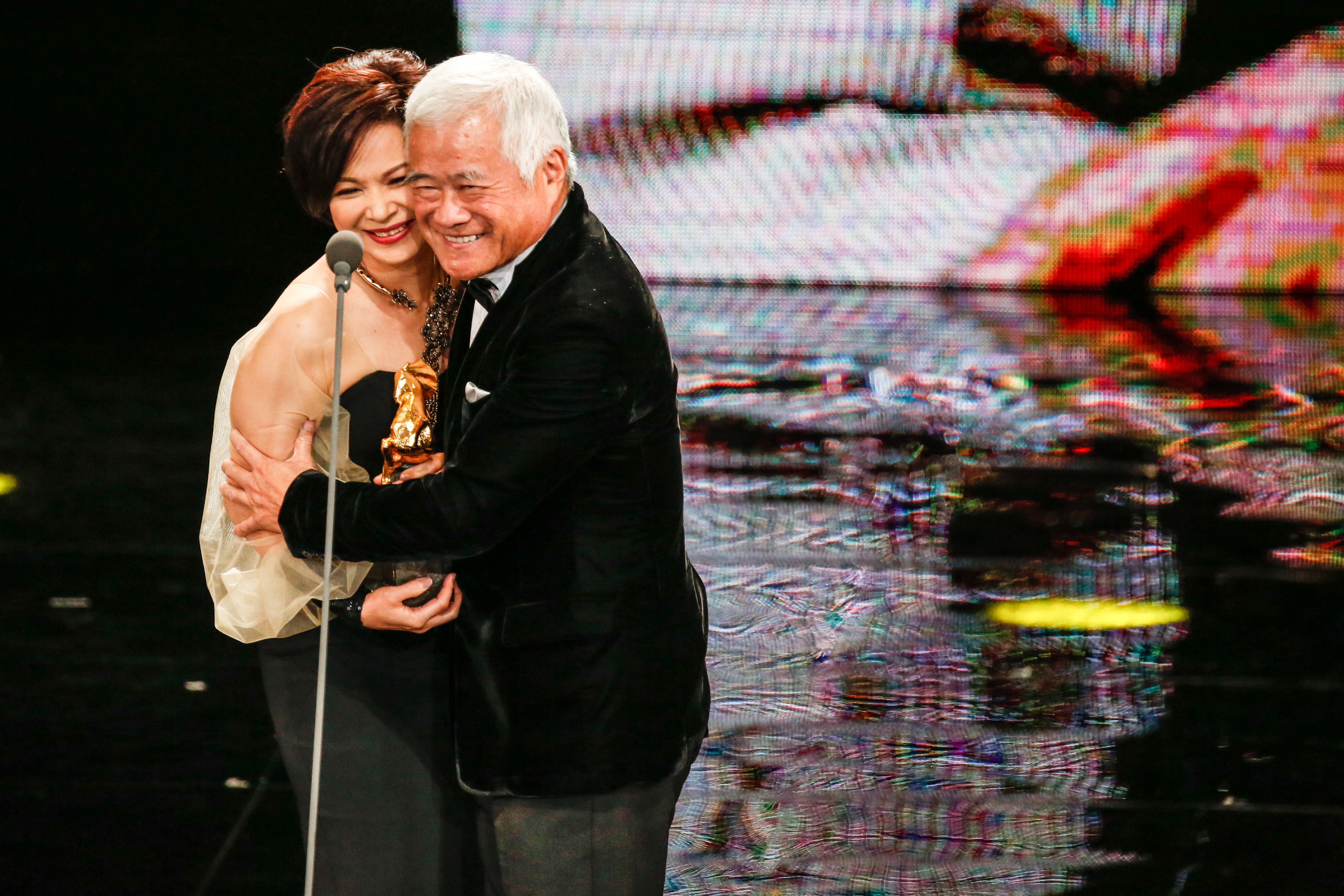 胡定一（右）獲第54屆年度台灣傑出電影工作者肯定。