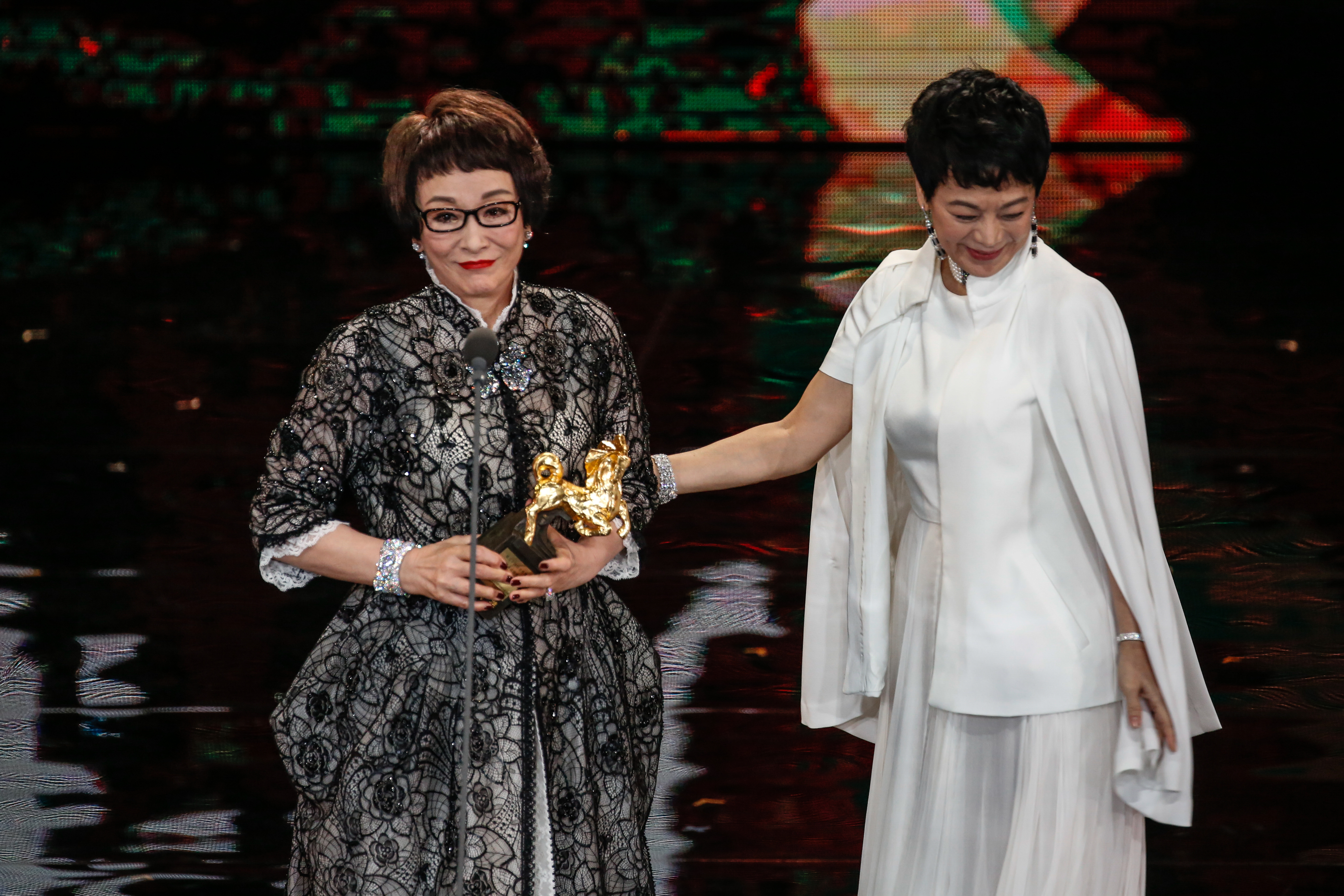 徐楓(左)在舞台上感謝恩師胡金銓帶她入行,以電影《俠女》在國際間打出知名度。