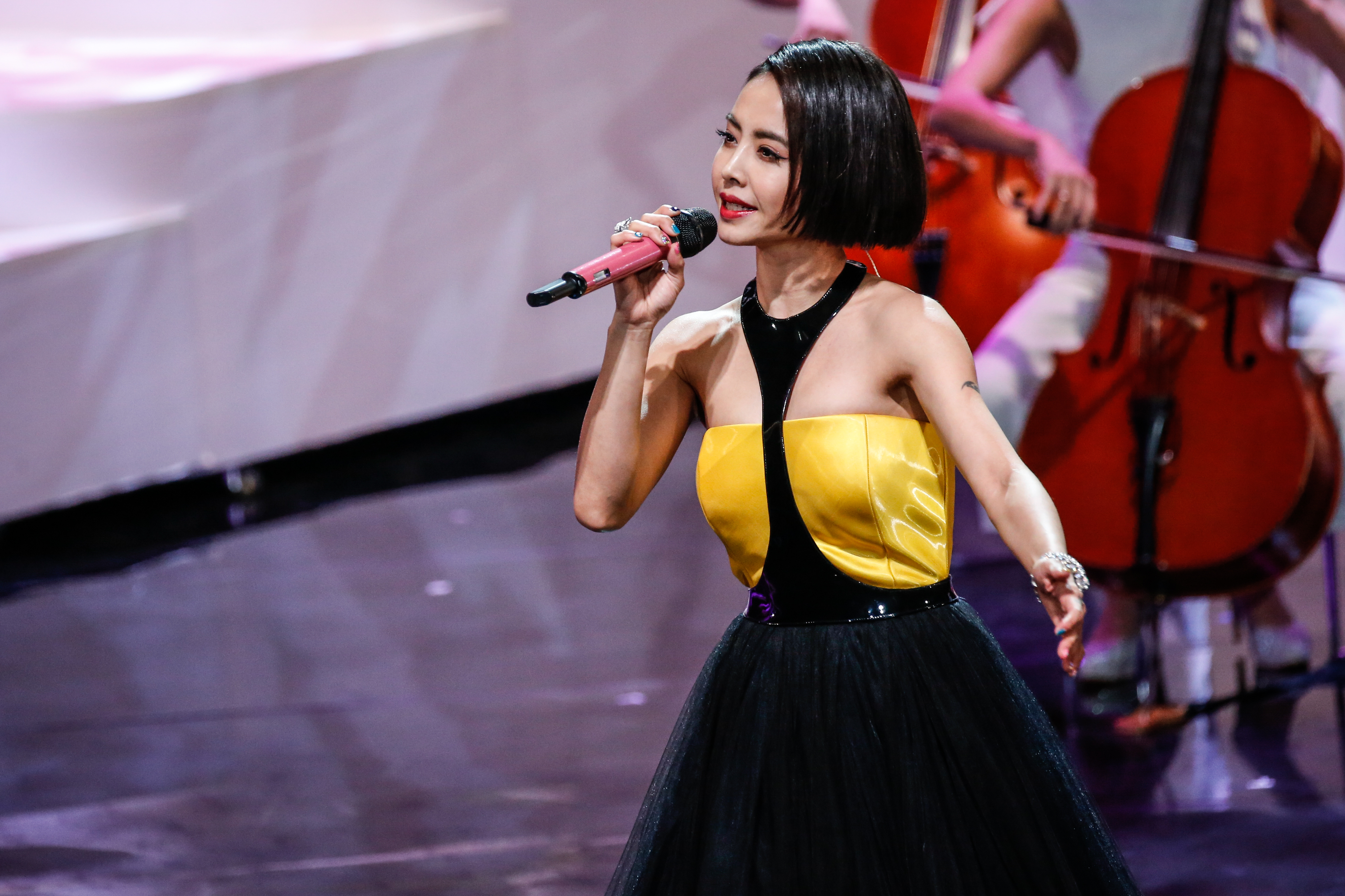 蔡依林登金馬演唱，開口獻唱《甜蜜蜜》走音GG。