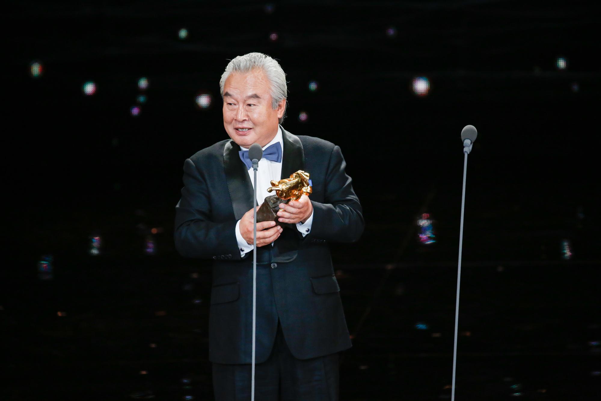 涂們飾演《老獸》裡老楊一角，以大熱門之姿風光稱帝，他在台上感謝導演周子陽。