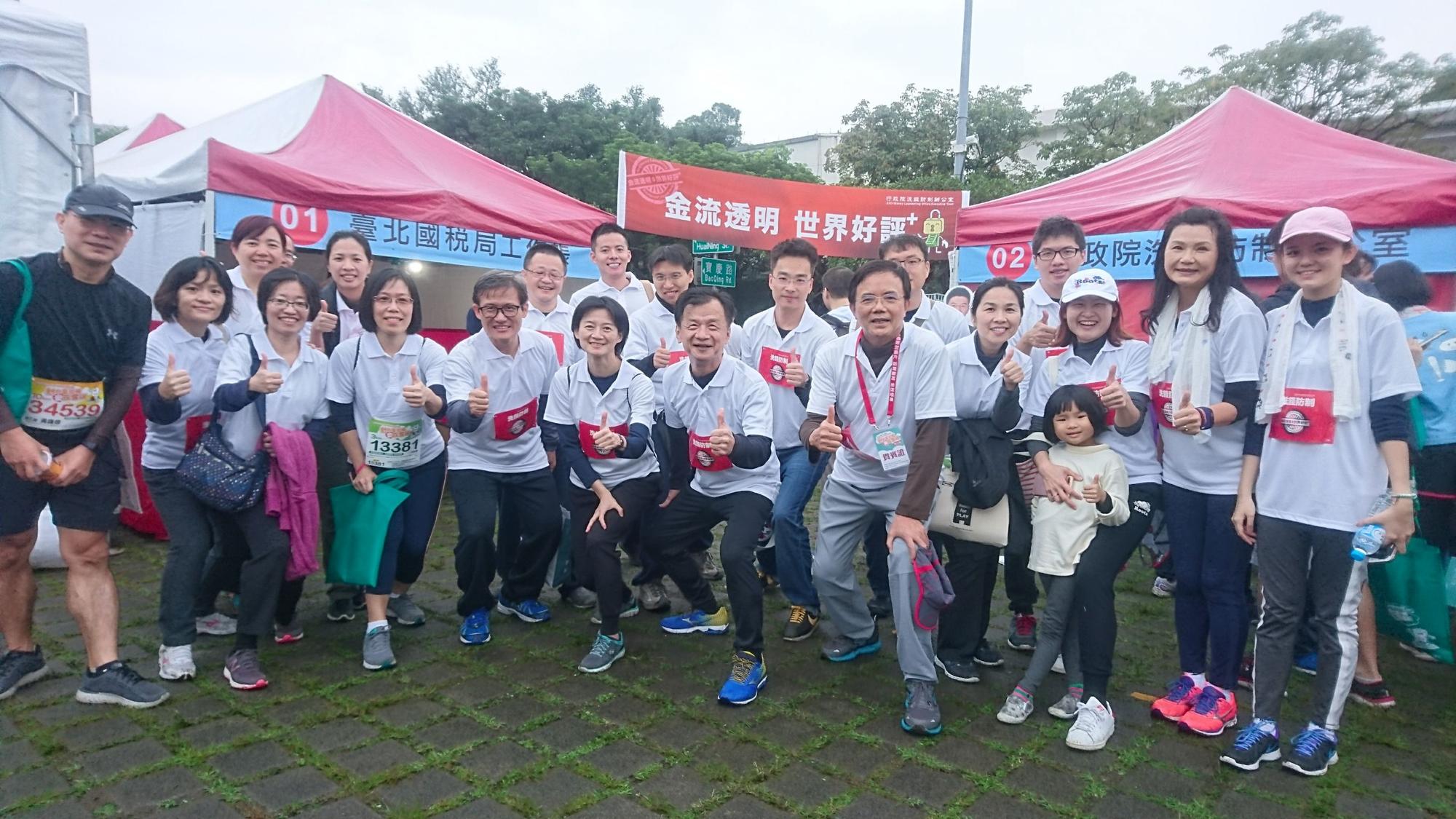 法務部長邱太三（中）率領同仁參與路跑，並擺設攤位向民眾宣導法治觀念。