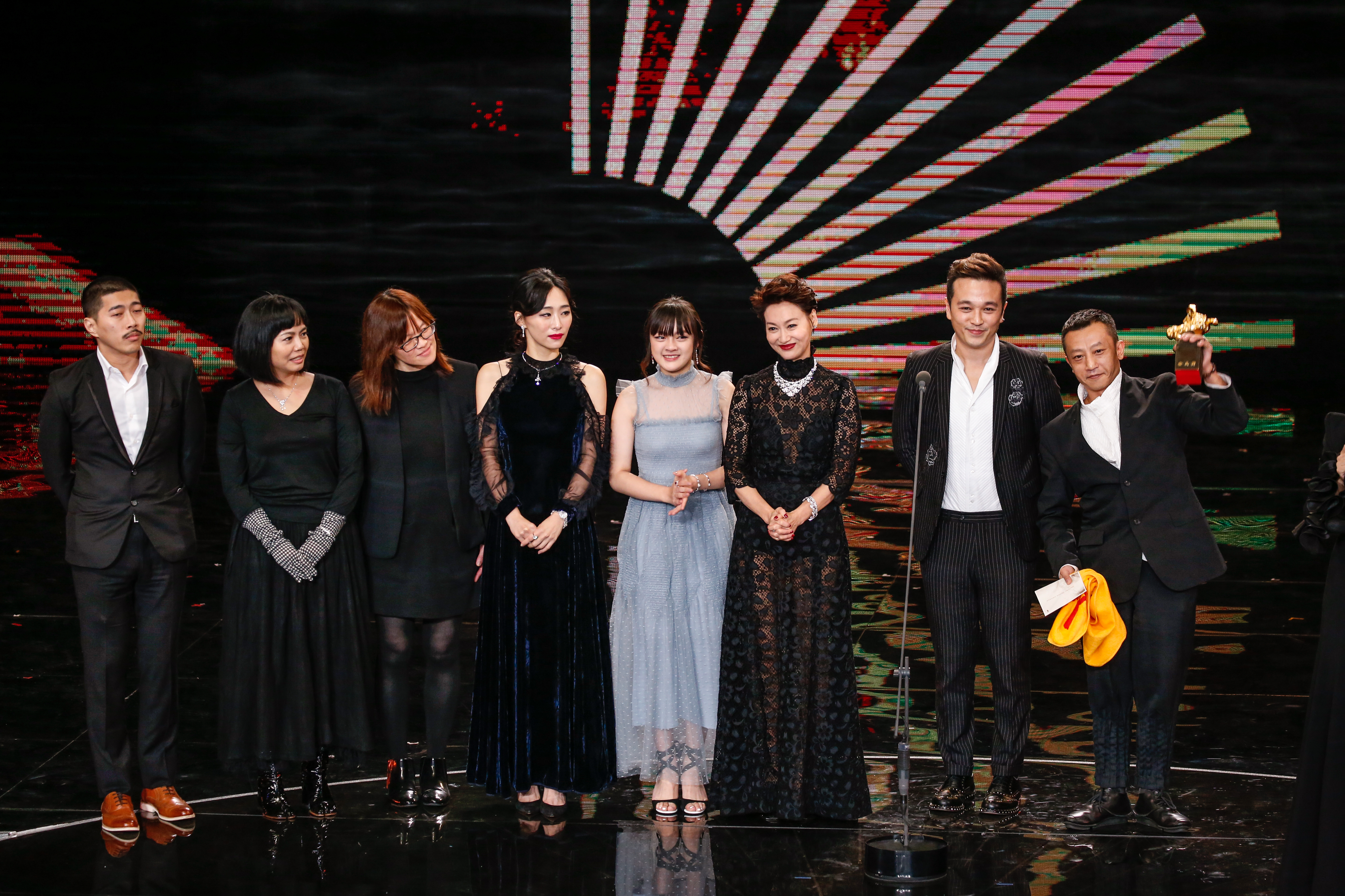 導演楊雅喆率領《血觀音》劇組上台抱走本屆金馬獎最佳劇情片。