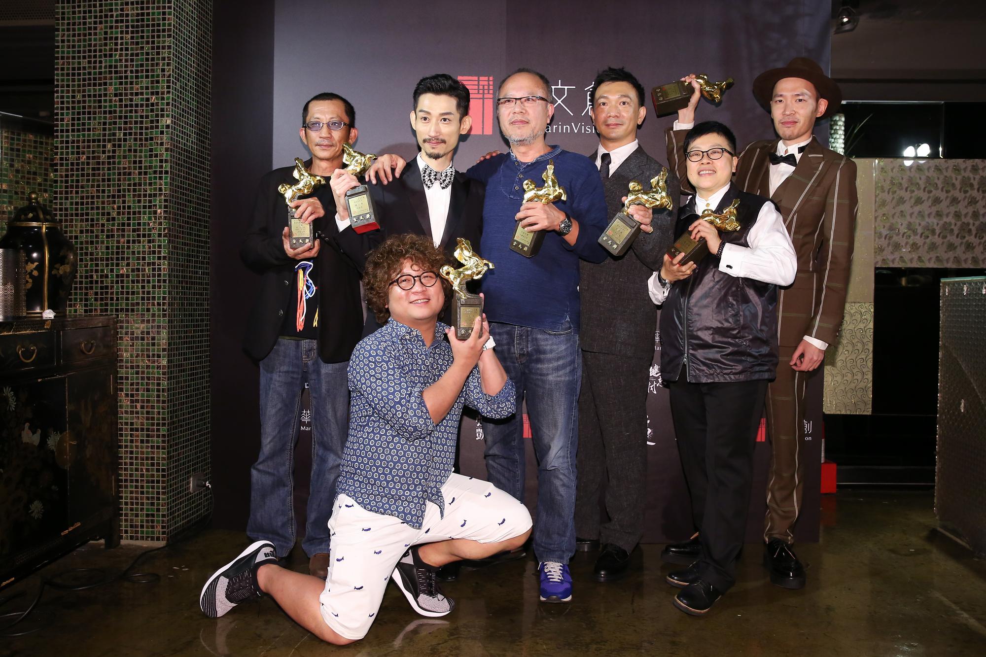 《大佛普拉斯》共拿下五座金馬,工作人員開心慶功。納豆因幫鍾孟宏領攝影獎,快成領獎專業戶。納豆(前方)、莊益增(左起)、陳竹昇、監製鍾孟宏、導演黃信堯、製片葉如芬、張少懷。