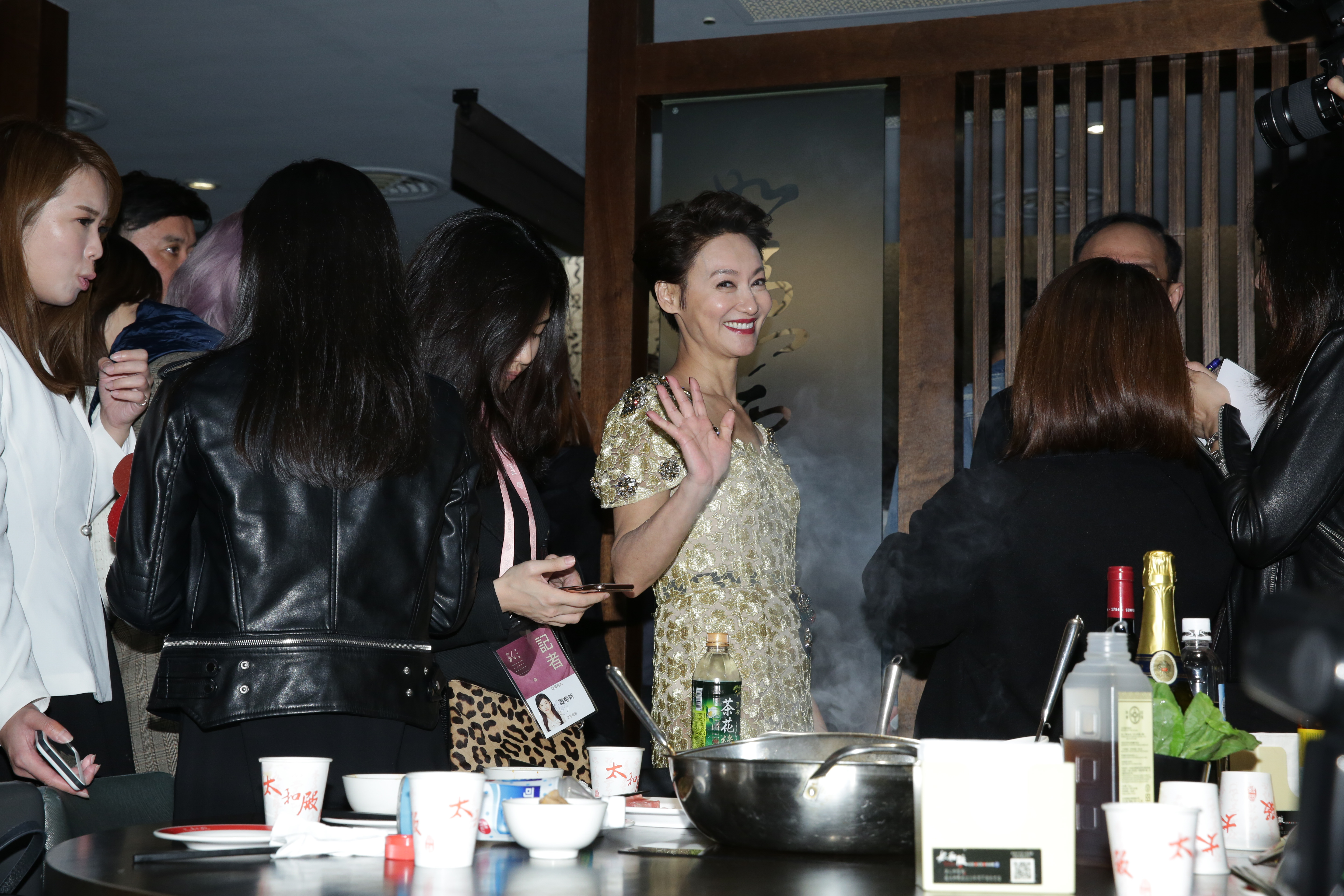 惠英紅離開慶功宴時笑得燦爛，完全符合她說的「笑到最後才是長命的」。