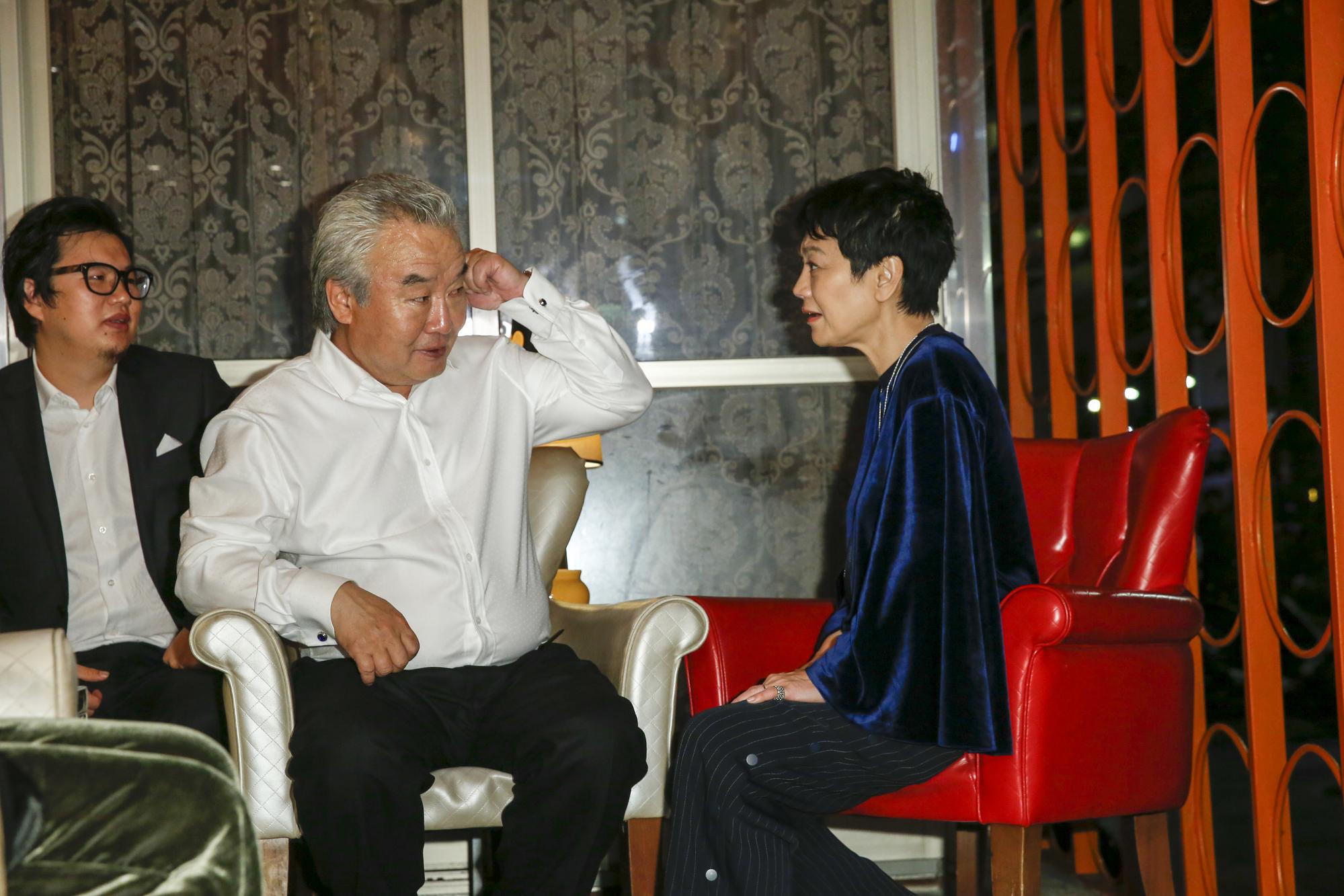 新科影帝涂們及獲最佳原創劇本的《老獸》導演周子陽(左)舉行慶功宴，金馬主席張艾嘉特地到場致賀。