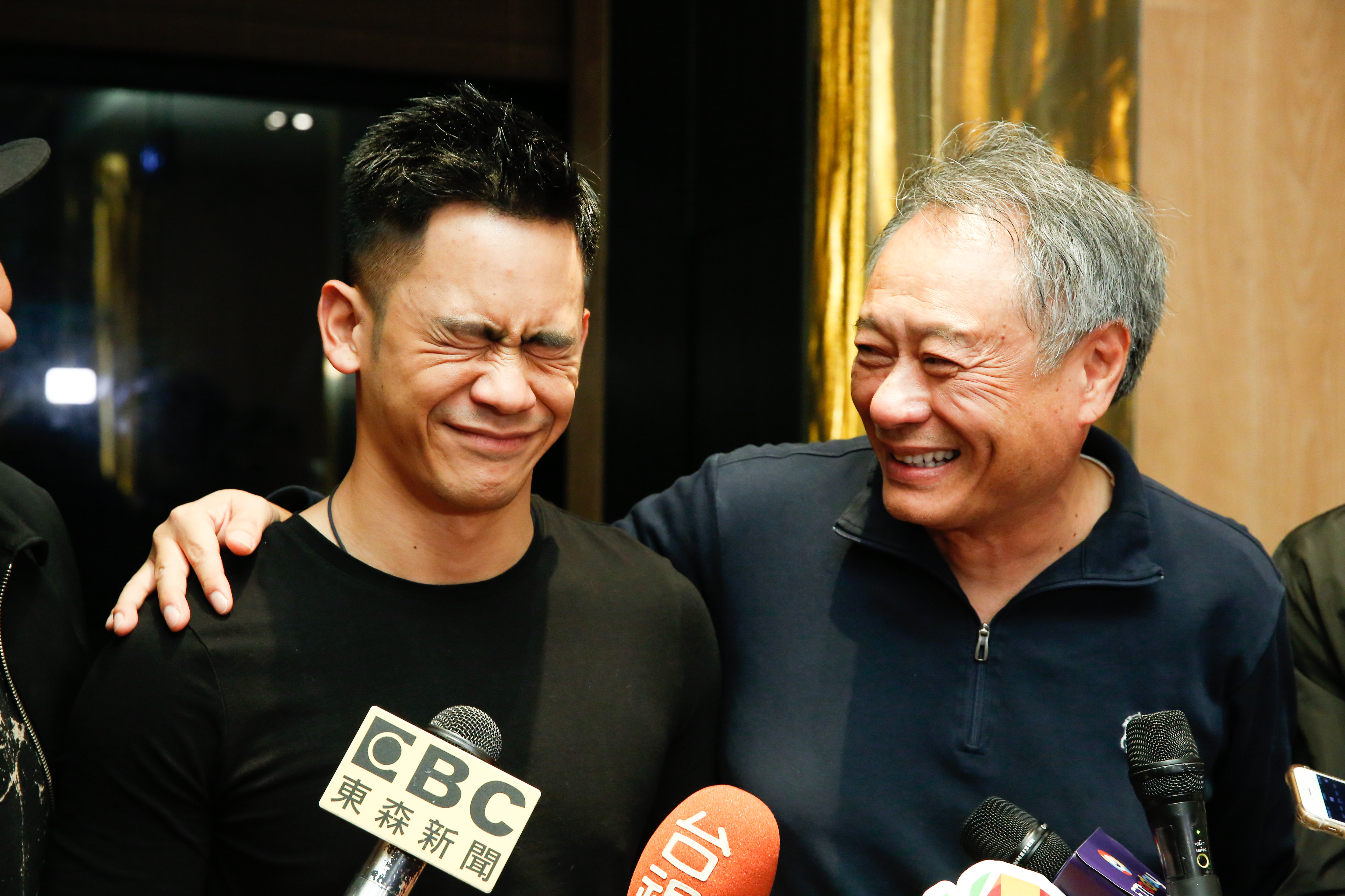 李安在李淳落馬後，立刻趕往安慰兒子，還順便爆了李淳的料。