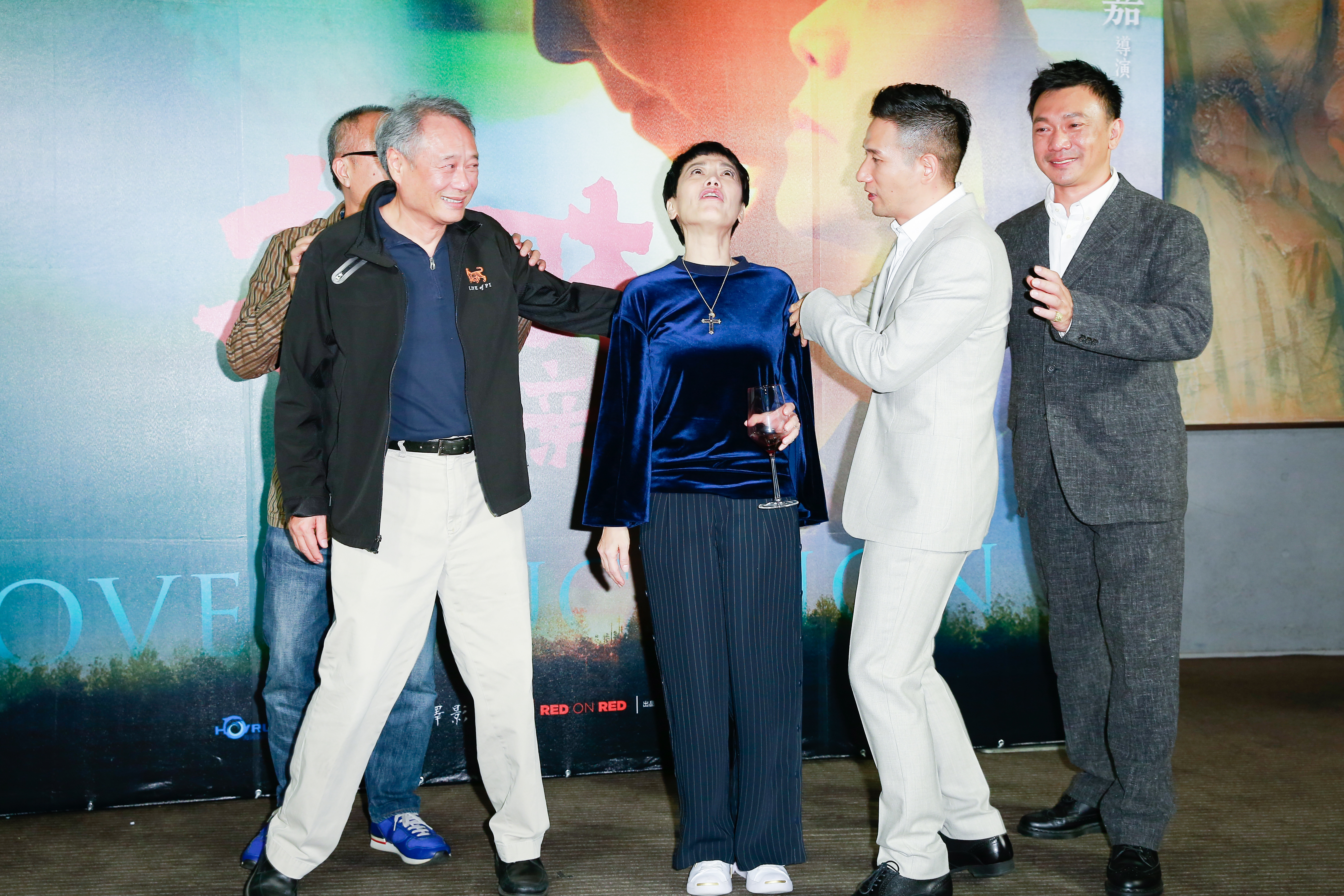 張艾嘉一項金馬都沒拿到，導演李安（左）、黃信堯（右）和趙德胤（右二）特來安慰。