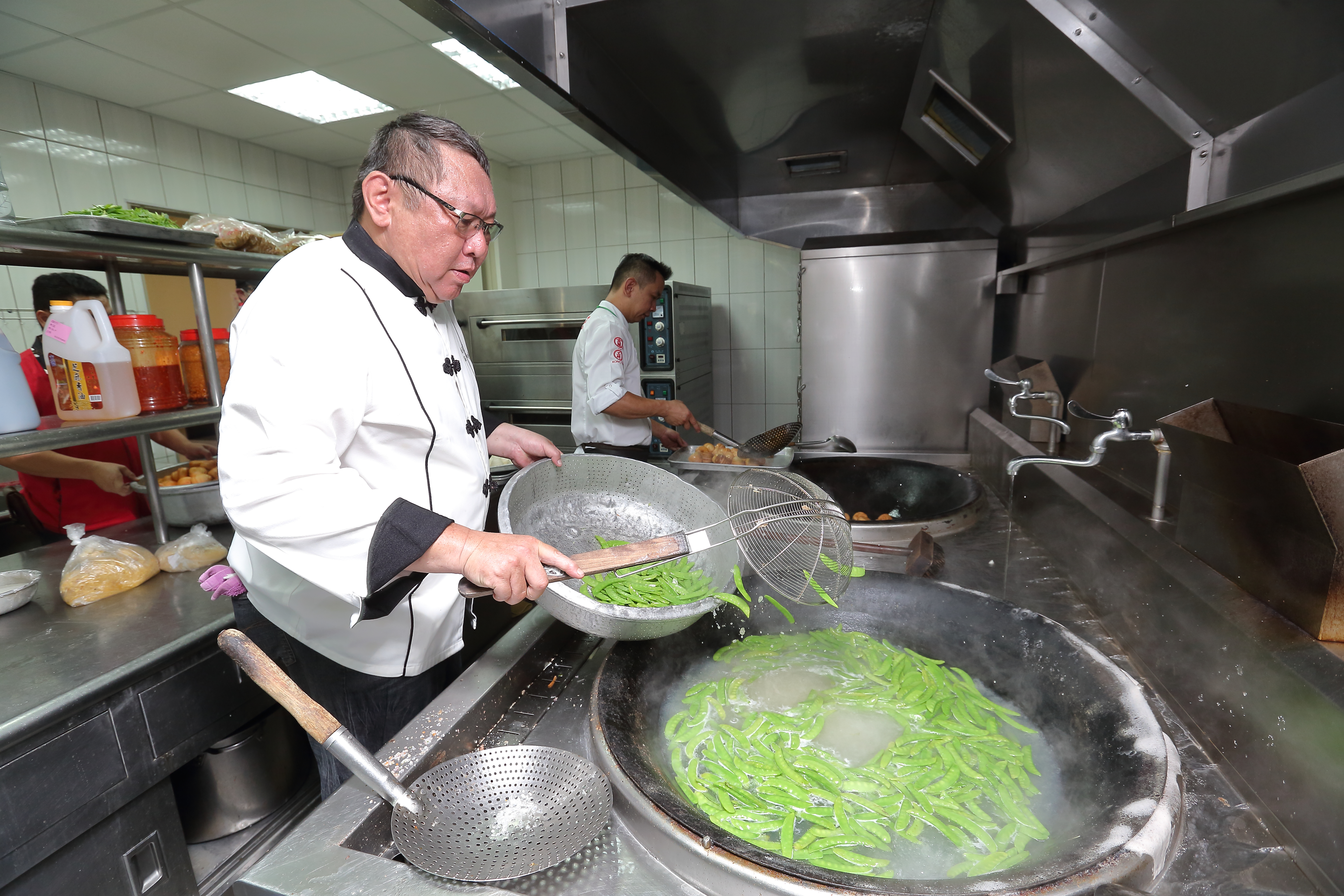 米國慶20幾歲赴中國拜師學廚藝，跑遍大江南北，待過之處的料理手法與食材典故，都難不倒他。