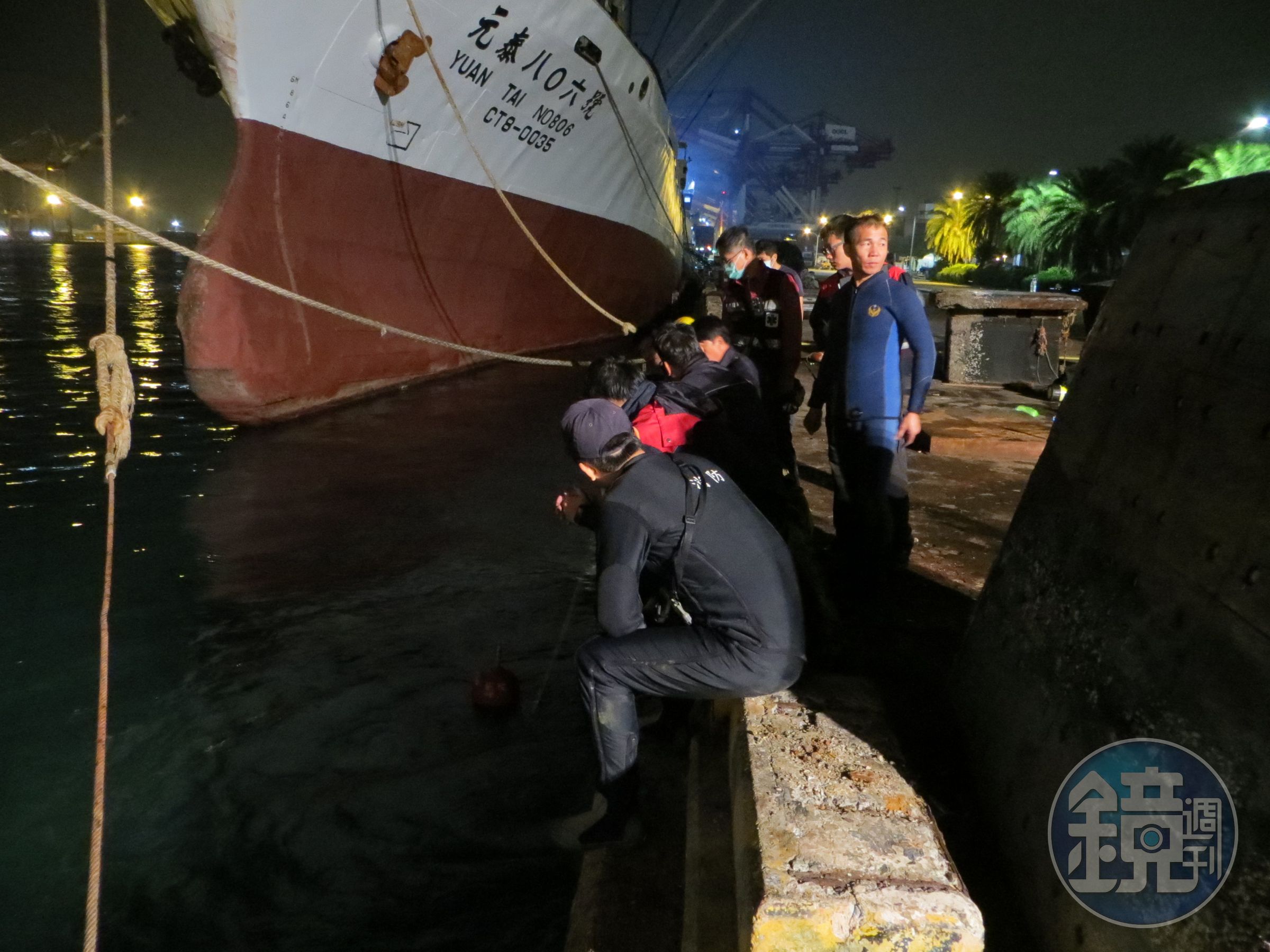 一度傳出有多人落海失蹤，警消下海搜尋。（高港警提供）