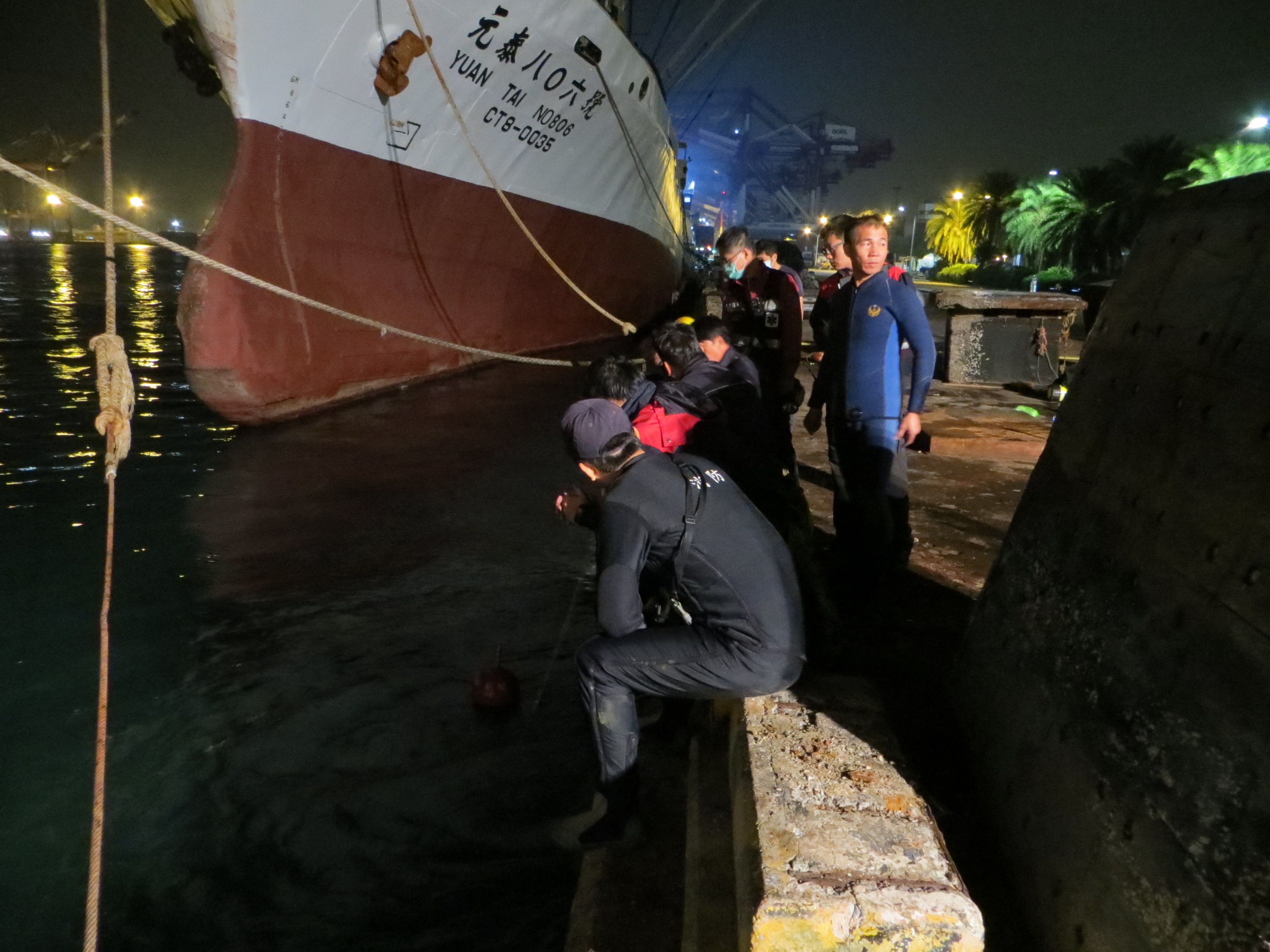 一度傳出有多人落海失蹤，警消下海搜尋。（高港警提供）