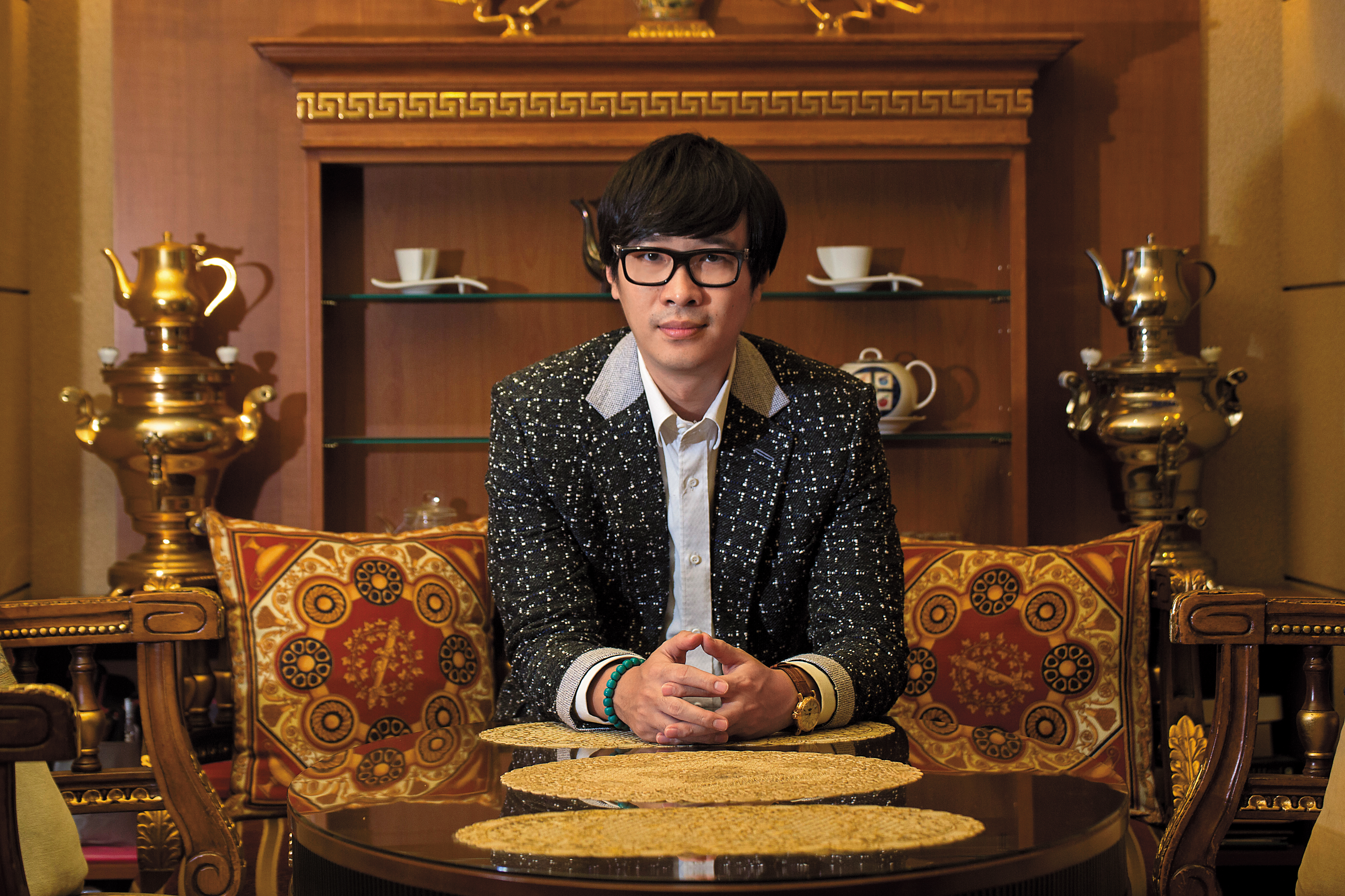 唐家三少曾2度入選福布斯中國名人榜，連續5年登上中國網路作家排行榜冠軍。