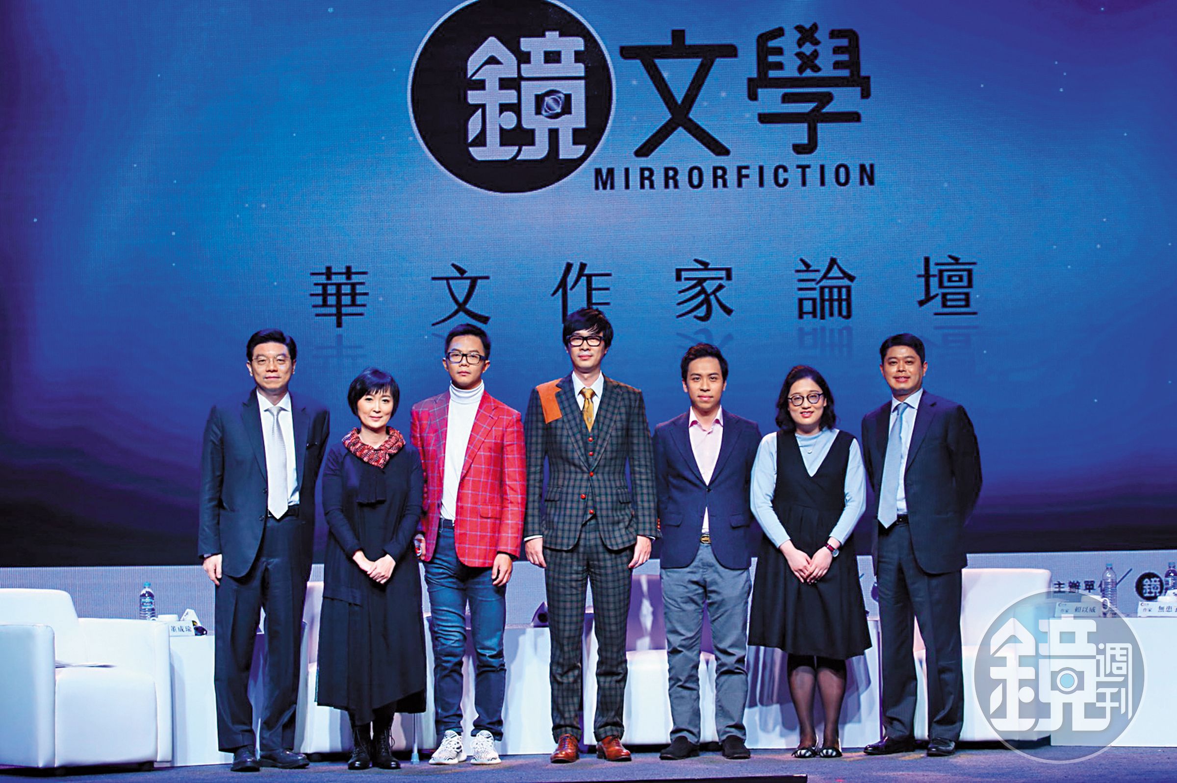 鏡文學舉辦華文作家論壇，找來唐家三少（左4）出席，左起為鏡文學董事長裴偉、總經理董成瑜、《龍族》作家江南、賴以威、無患子、鏡文學董事邱文友。