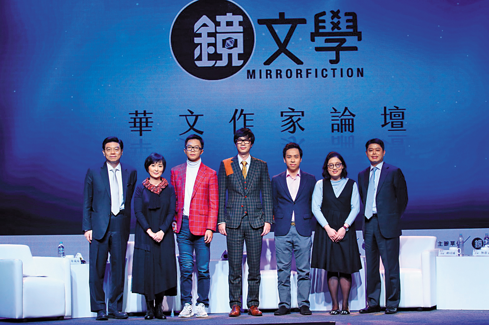 鏡文學舉辦華文作家論壇，找來唐家三少（左4）出席，左起為鏡文學董事長裴偉、總經理董成瑜、《龍族》作家江南、賴以威、無患子、鏡文學董事邱文友。