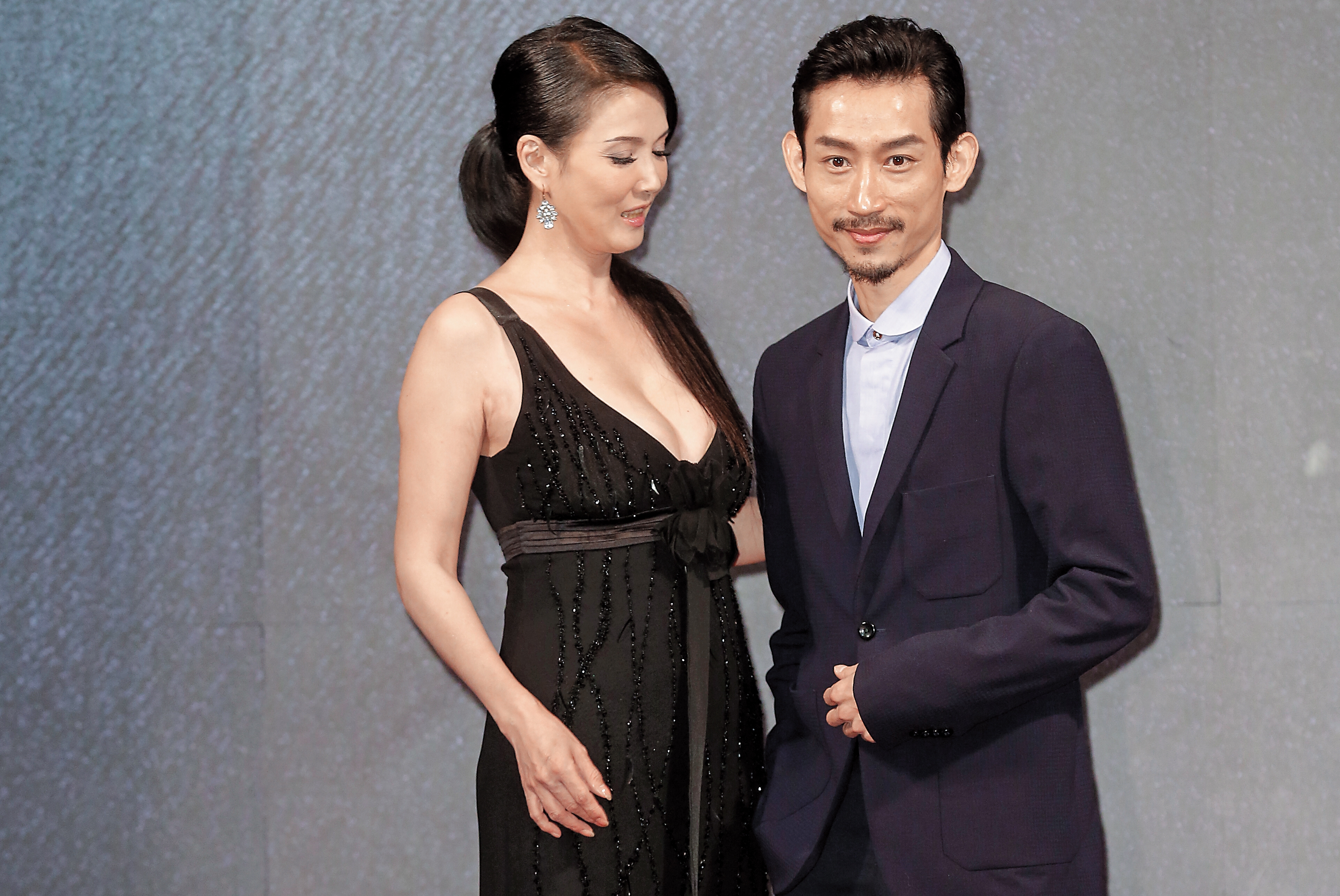 一側身，丁國琳的奶快頂到陳竹昇（右），還好陳竹昇臨危不亂。