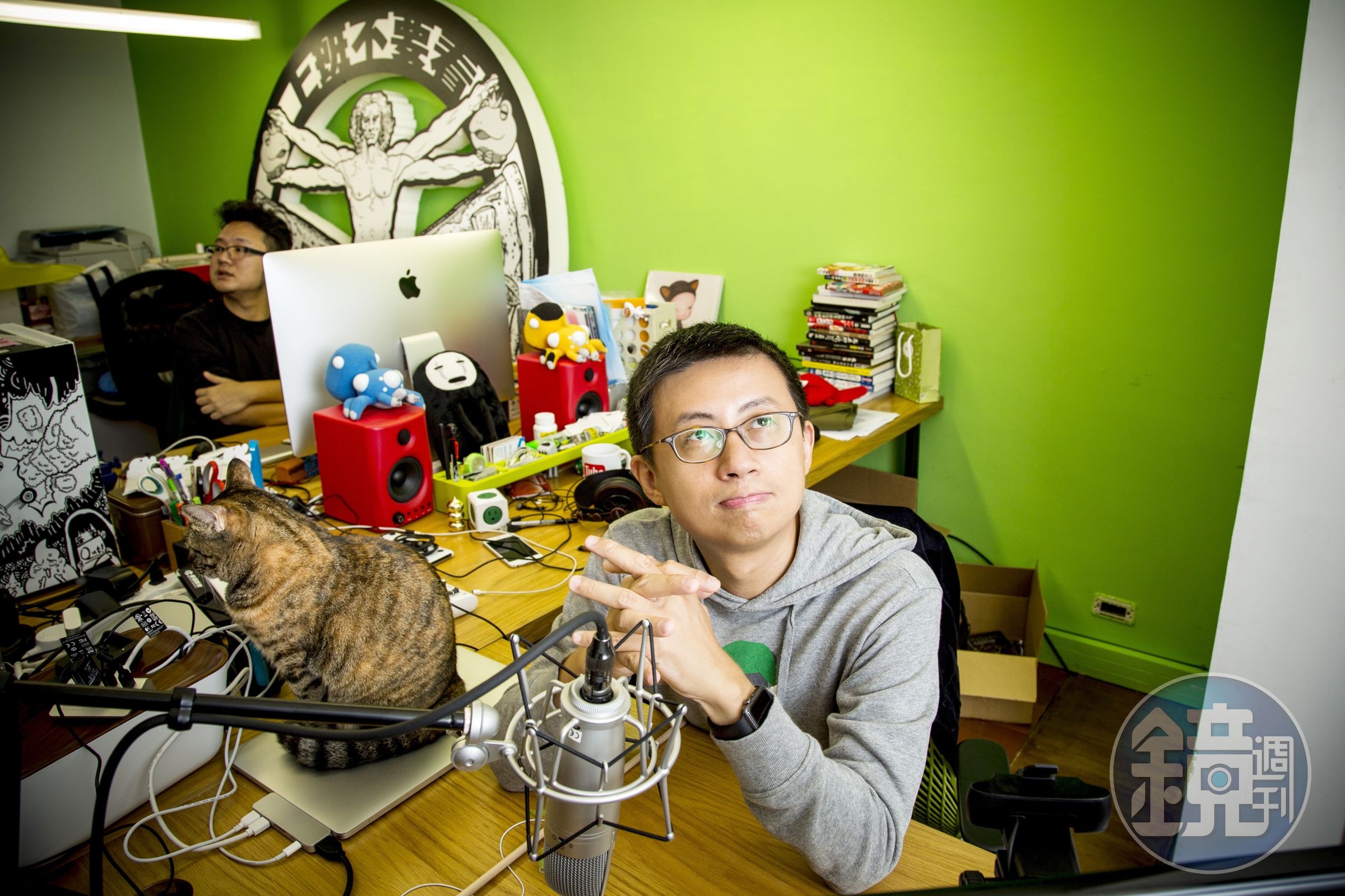 這是呱吉的辦公室，他每週固定坐在這裡直播，直播前他還會準備講綱，並不是漫天瞎扯。