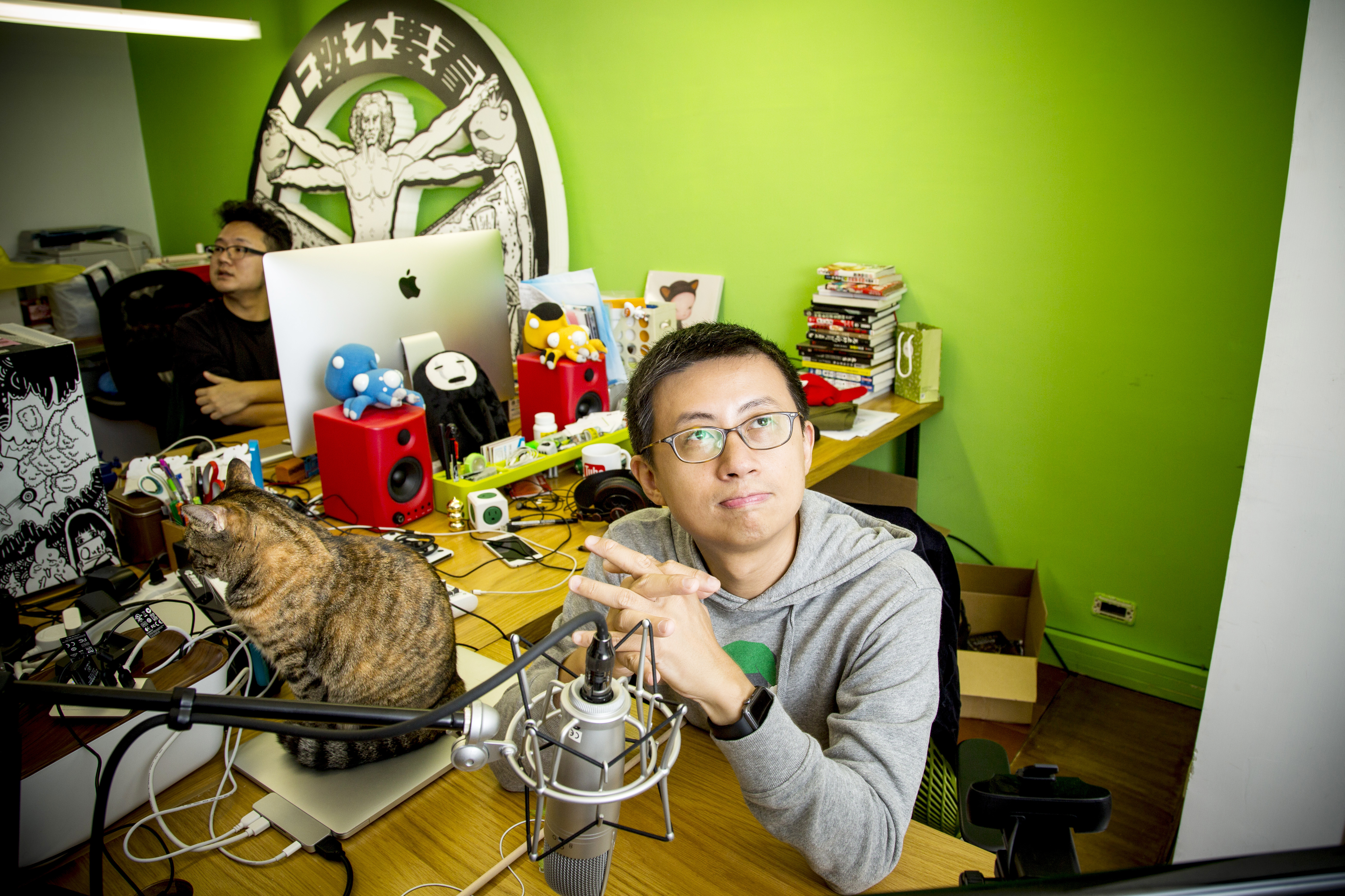 這是呱吉的辦公室，他每週固定坐在這裡直播，直播前他還會準備講綱，並不是漫天瞎扯。