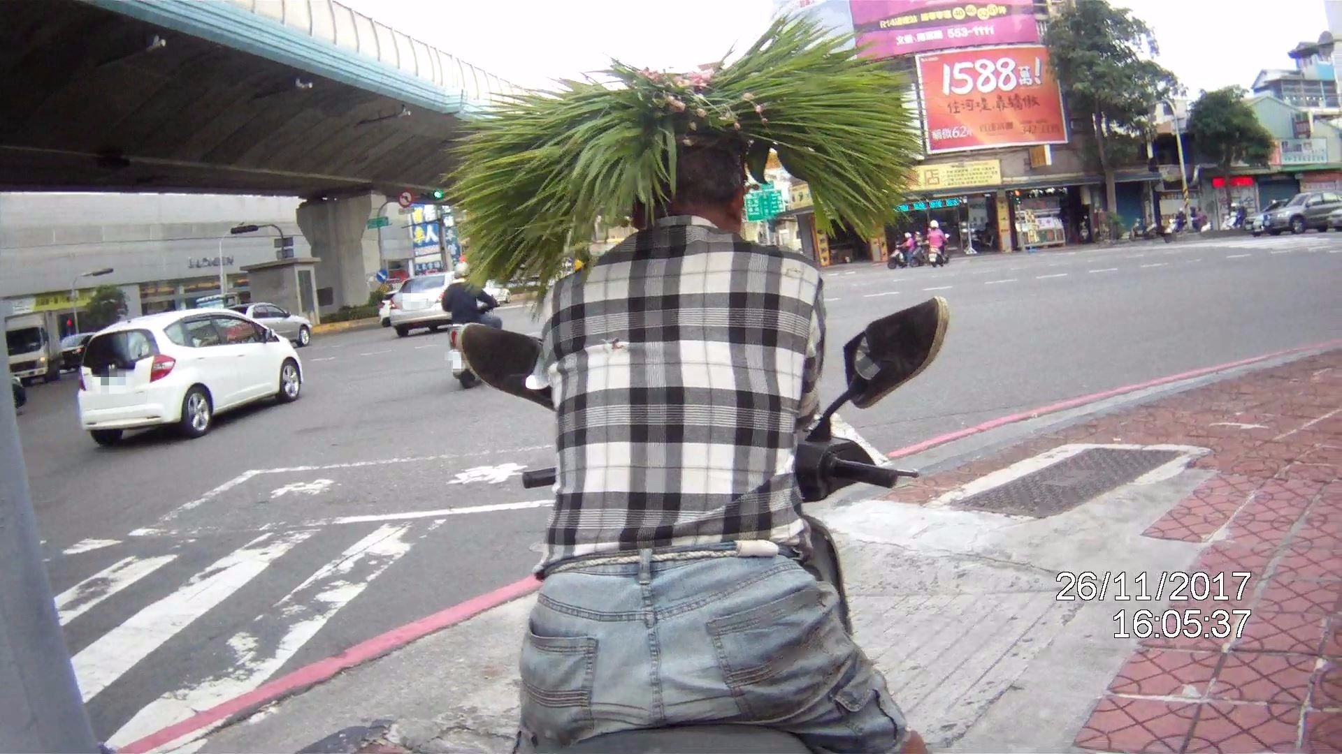 帶著自製草帽馬路騎車反而太醒目， 遭警攔開單。（警方提供）