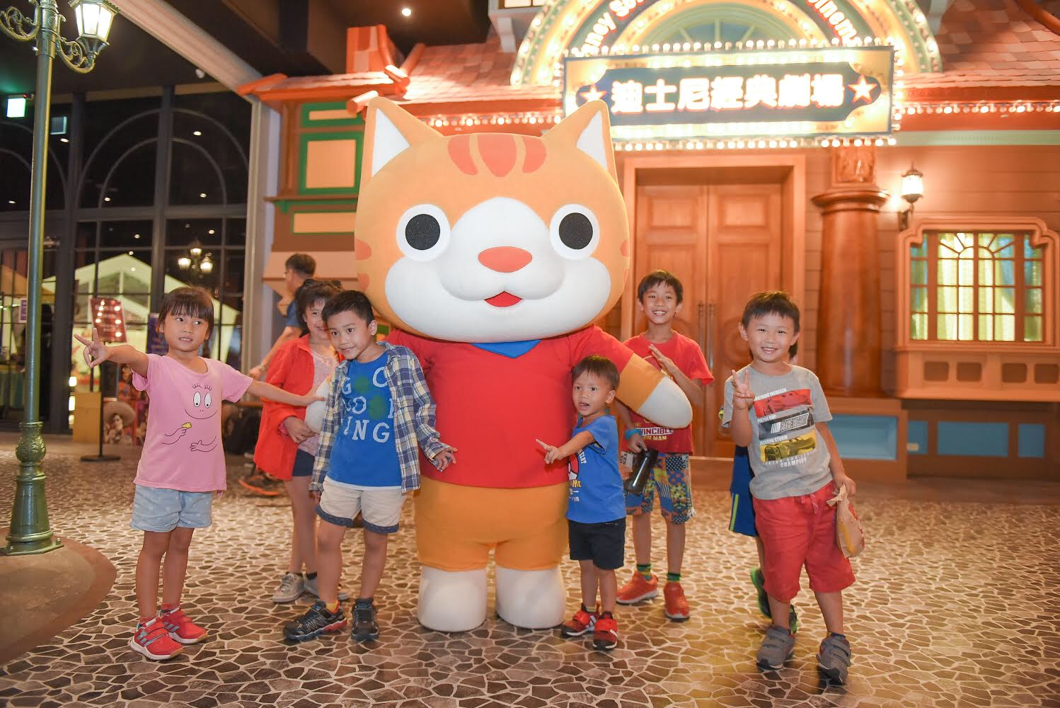 邱立偉表示，創造角色之初如果已設定會出遊戲、公仔，設計方向就會不同，圖為「小貓巴克里」的大型公仔。（studio 2 Animation Lab提供）