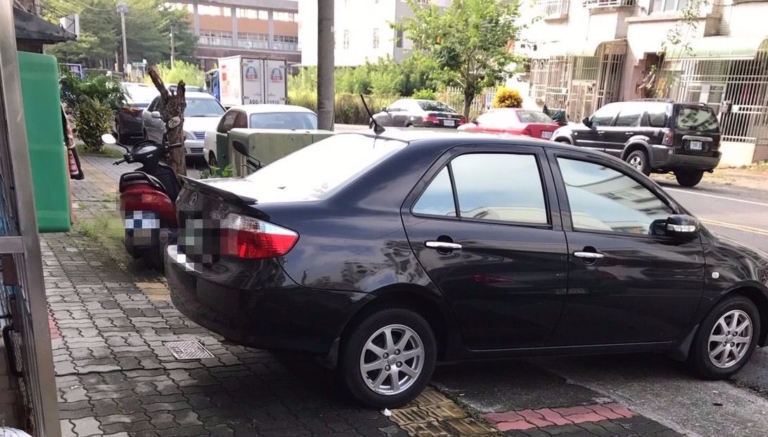 民眾連續多日分別拍攝車輛違停，卻被警方認定是同案重複檢舉。（民眾提供）