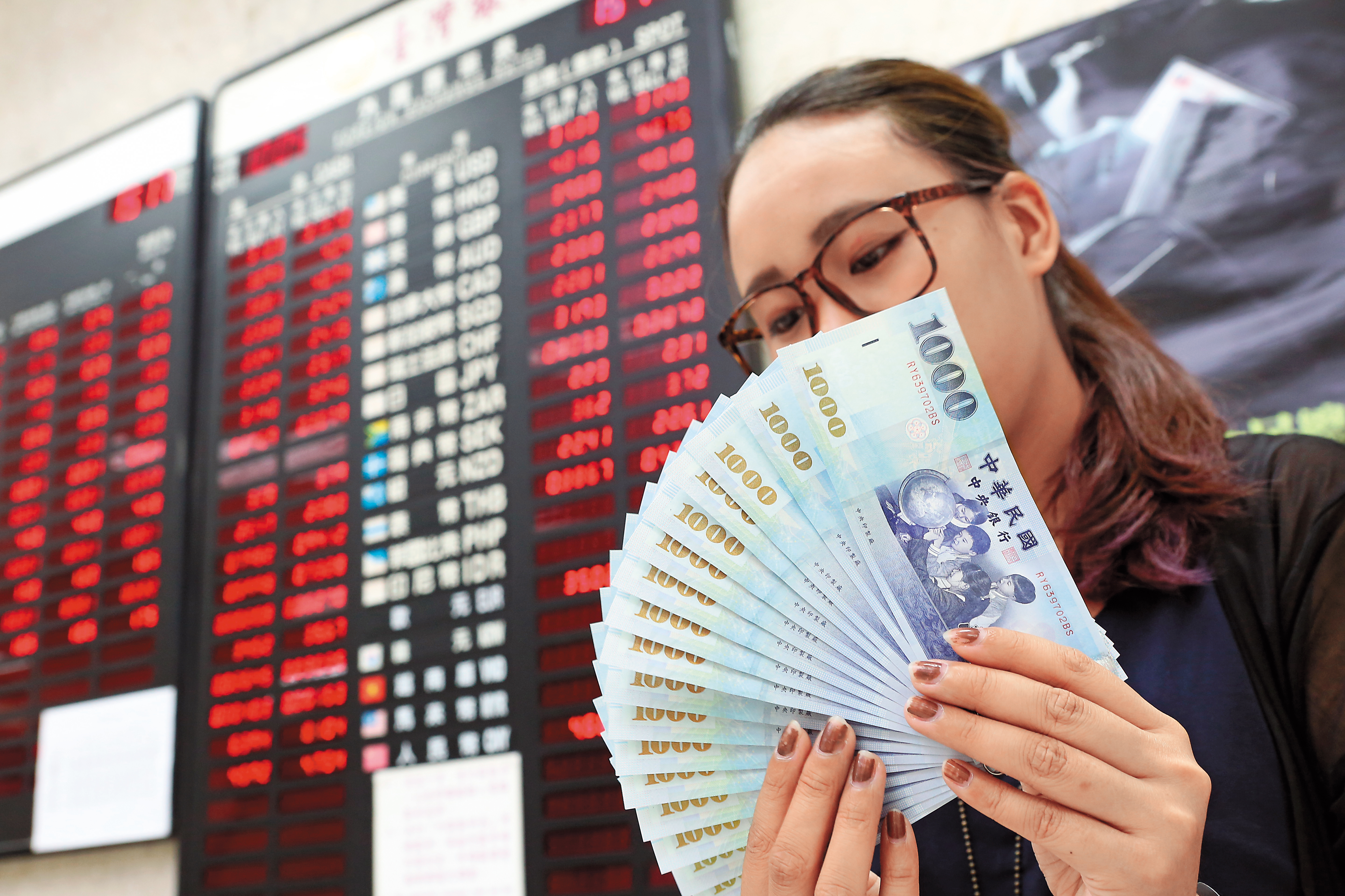 民眾可至全台454個據點兌換新鈔,其中最受歡迎的百元新鈔每人限兌100張。