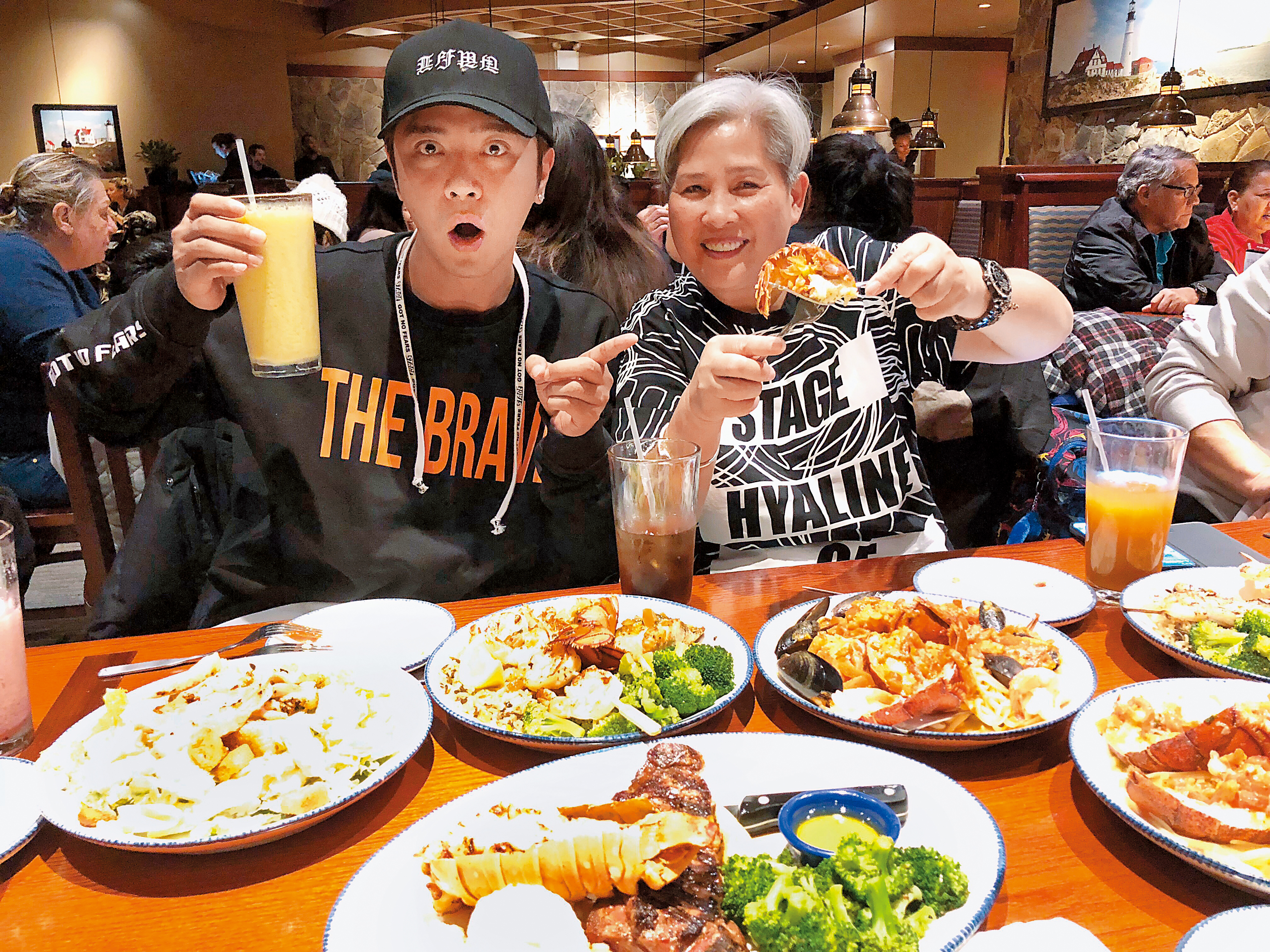 小豬請媽媽吃龍蝦，當60歲生日大餐。