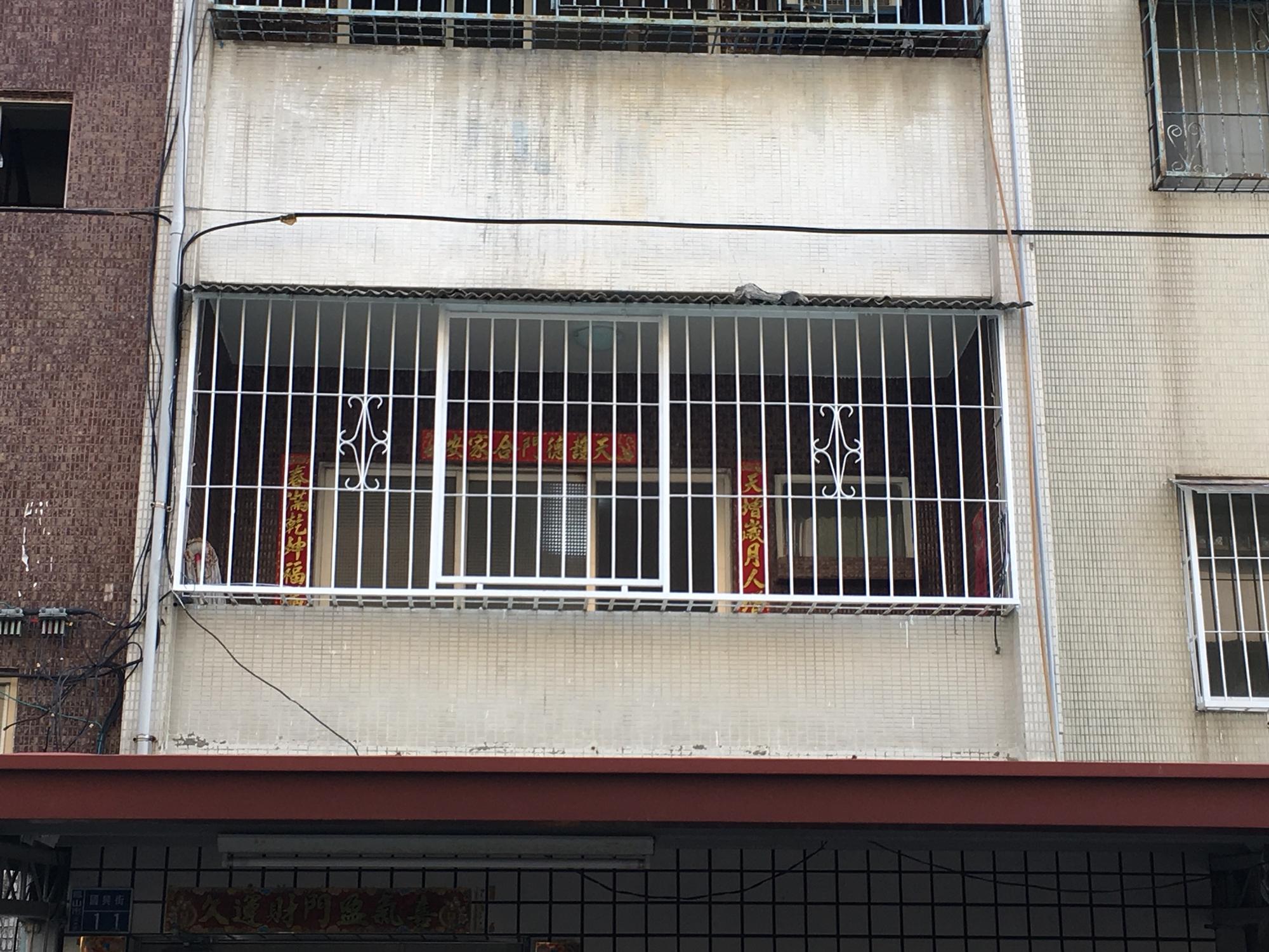 新屋主為越籍配偶,她平時開小吃店,不畏公寓是凶宅。