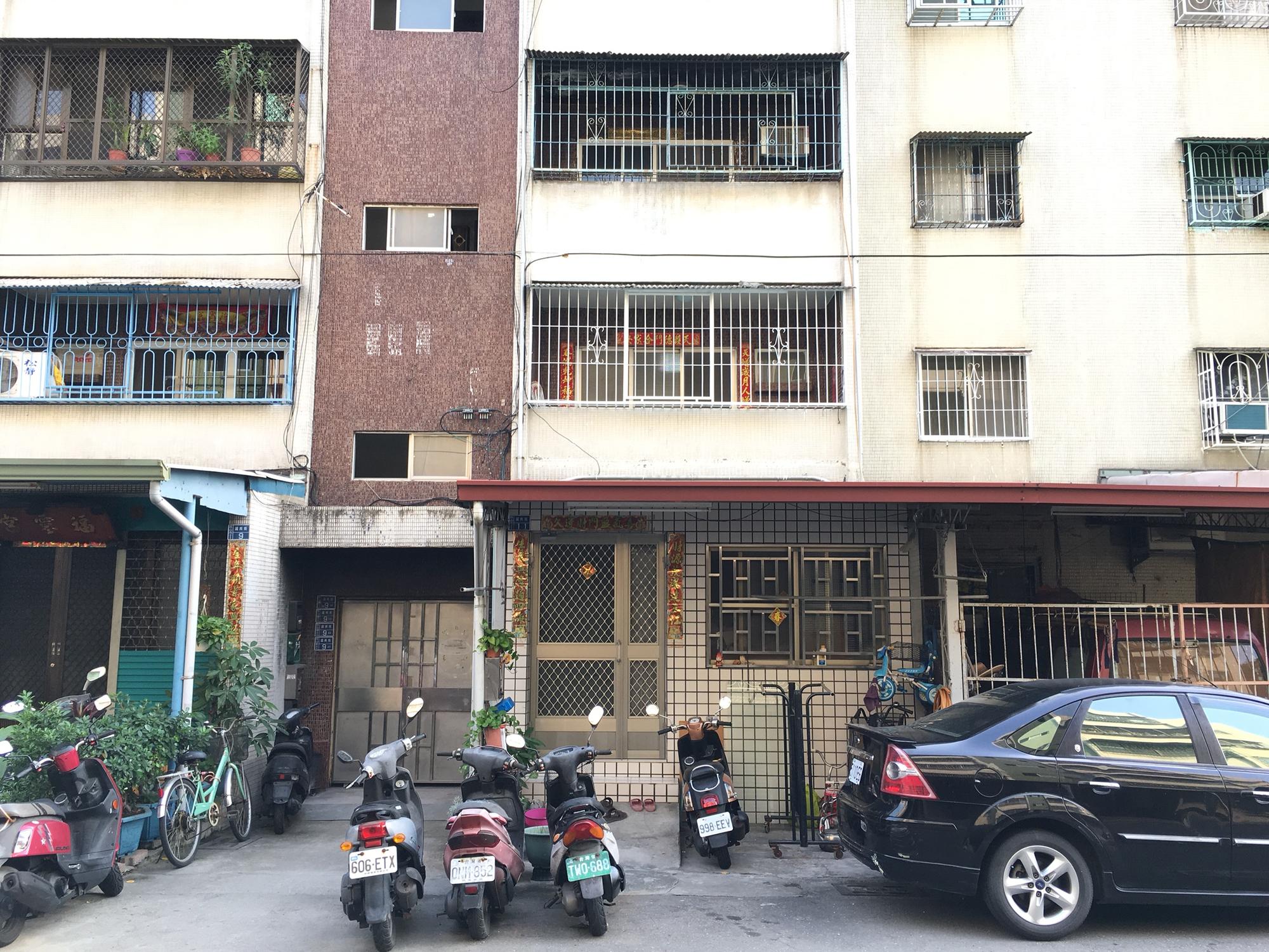 凶宅公寓2樓已經換新鐵窗,據聞由越南配偶以不到半價約200萬買下。