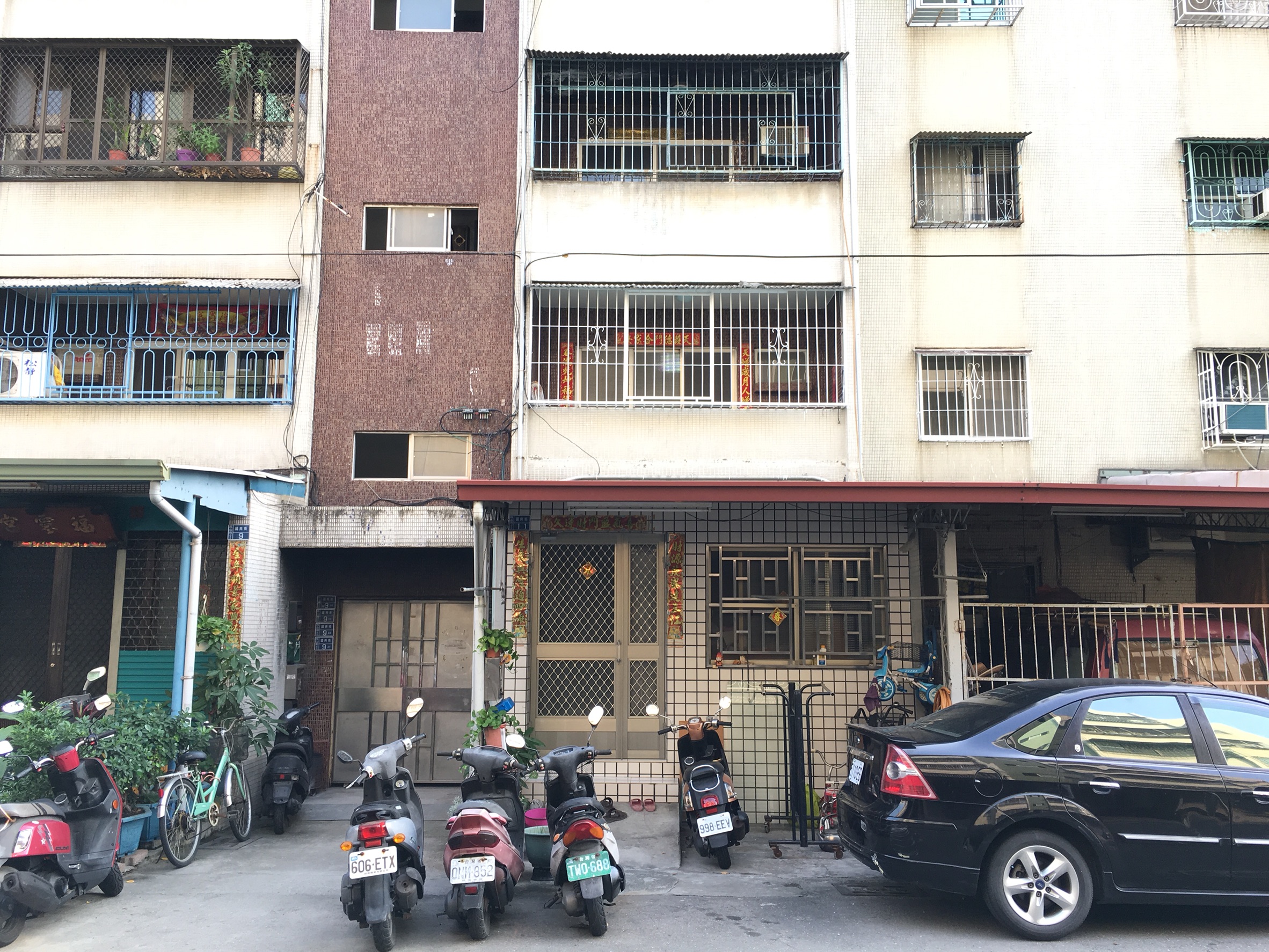 凶宅公寓2樓已經換新鐵窗,據聞由越南配偶以不到半價約200萬買下。