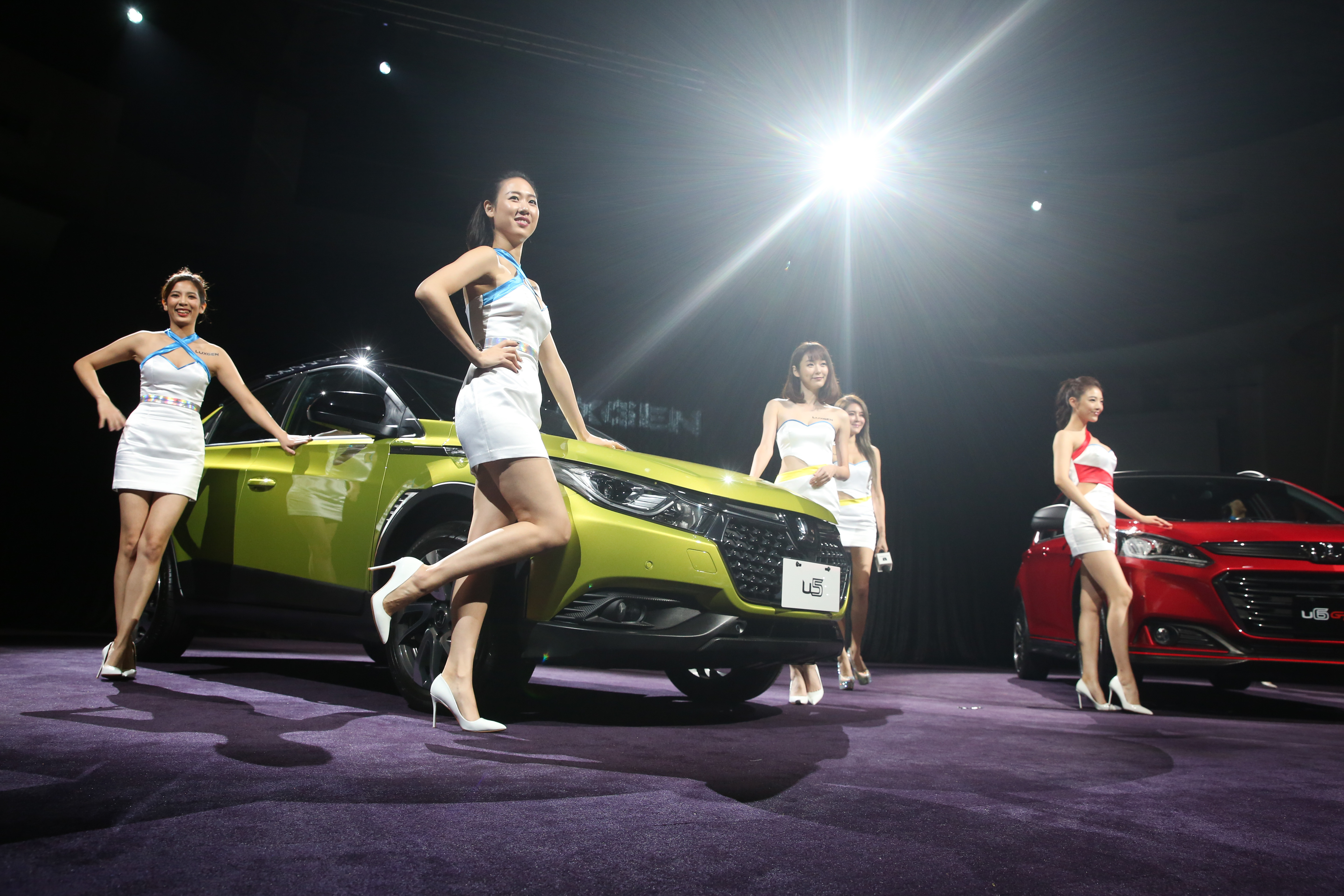 納智捷車展搶先拍，LUXGEN Girls與旗下休旅雙雄U5、U6一塊登場。