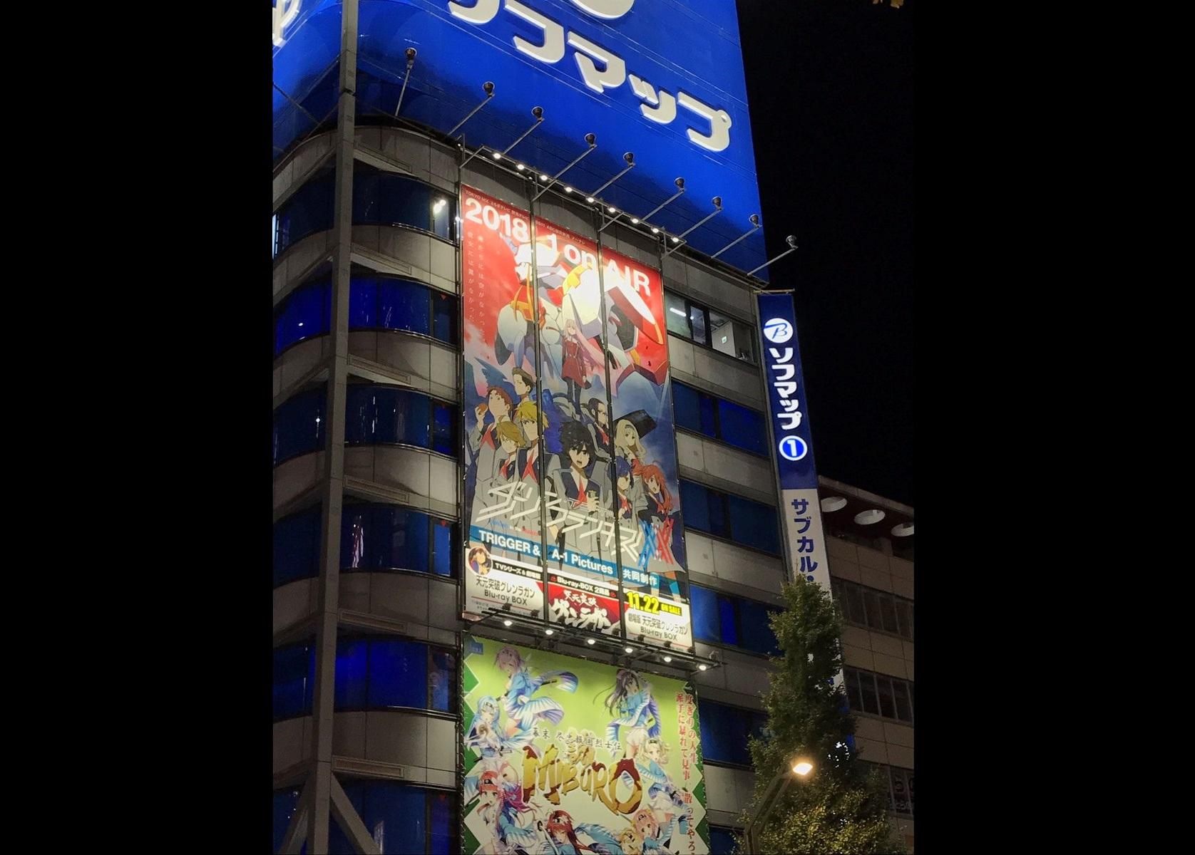 本作最新主視覺圖在日本街頭公開展示一景。圖片來源:https://twitter.com/Joey__Jones/status/932904648364531712