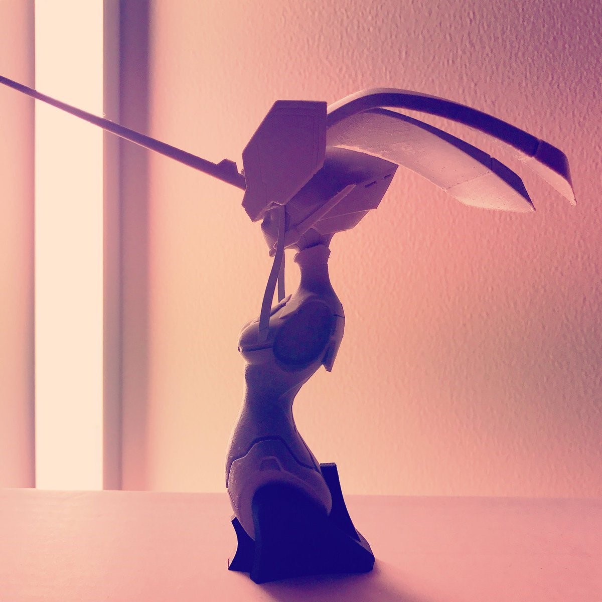 本作的巨大機器人「鋼鐵乙女」（FRANXX），造型類似人類美少女，令觀眾不由得好奇動起來會是什麼樣子。圖為男女主角的機體「鶴望蘭」（ストレリチア）的軀幹造型。圖片來源：コヤマシゲト推特