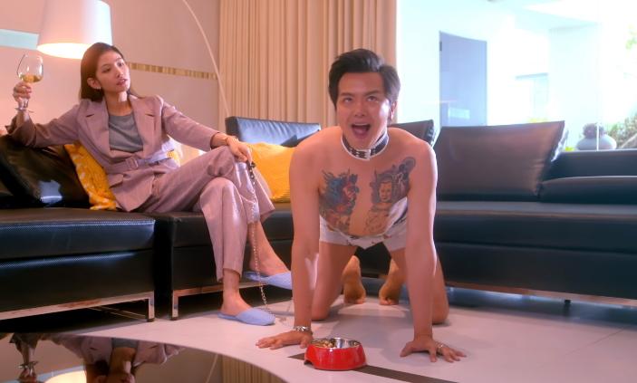 小鬼在片中上演SM情節,扮成小狗被牽住。(滾石提供)