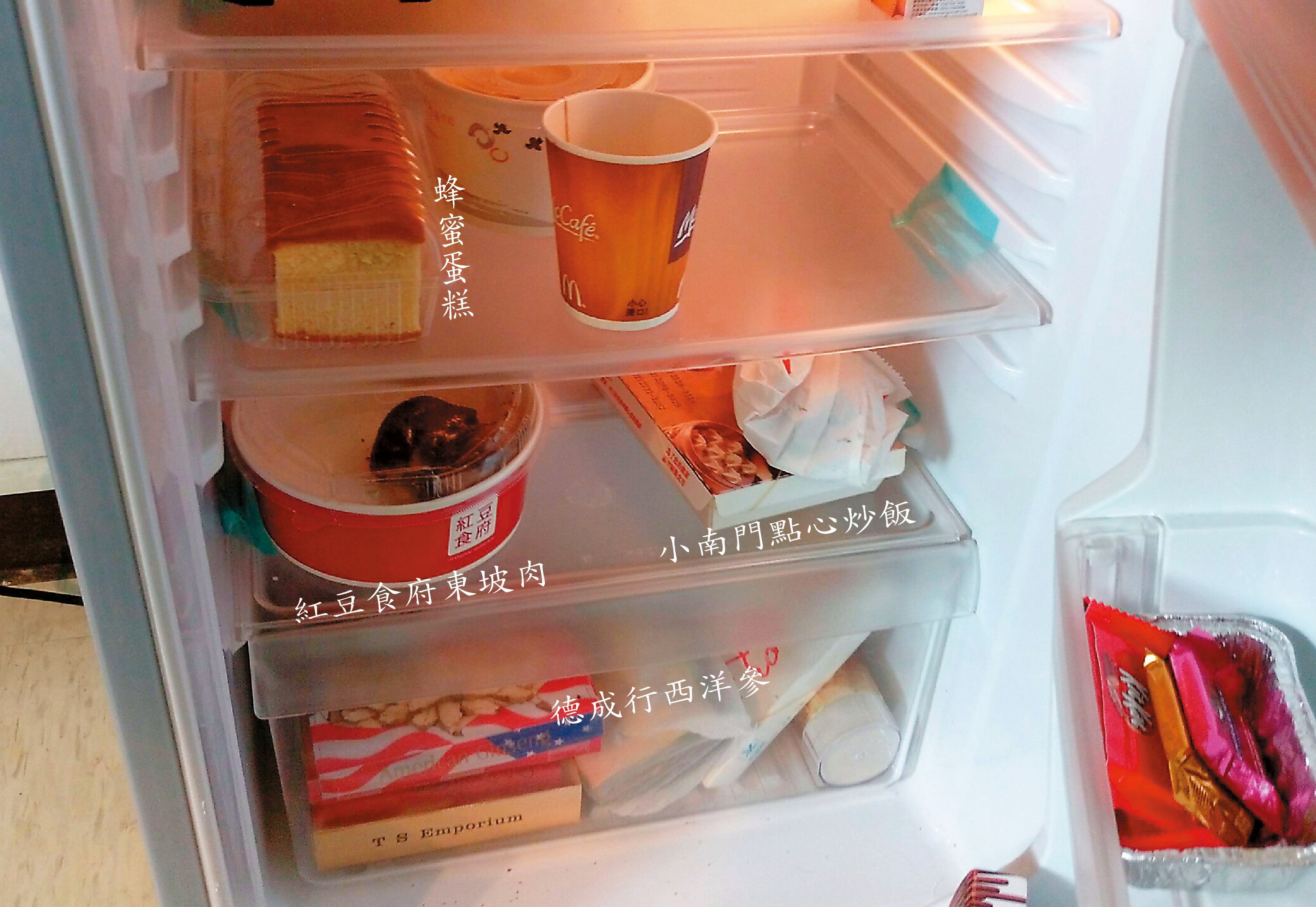 老奶奶說自己只能吃餅乾過日子,但冰箱內卻有紅豆食府東坡肉、甜點等美食。
