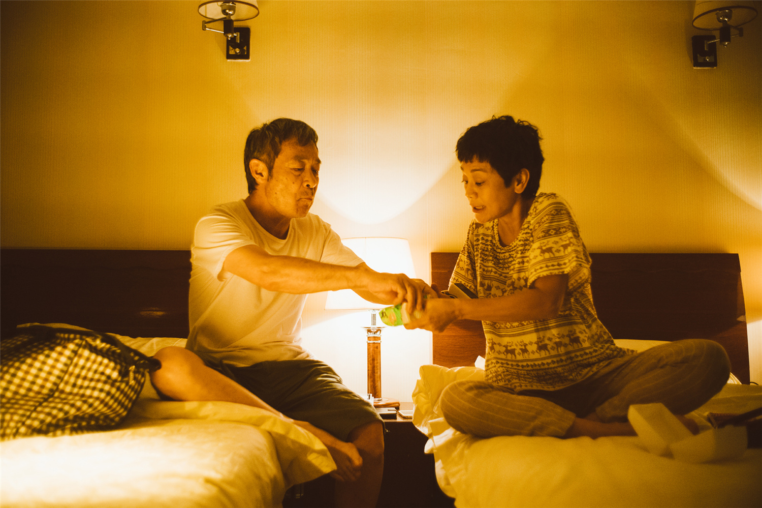 《相愛相親》裡，張艾嘉（右）和田壯壯（左）扮演老夫老妻，卻有浪漫情感。（甲上提供）