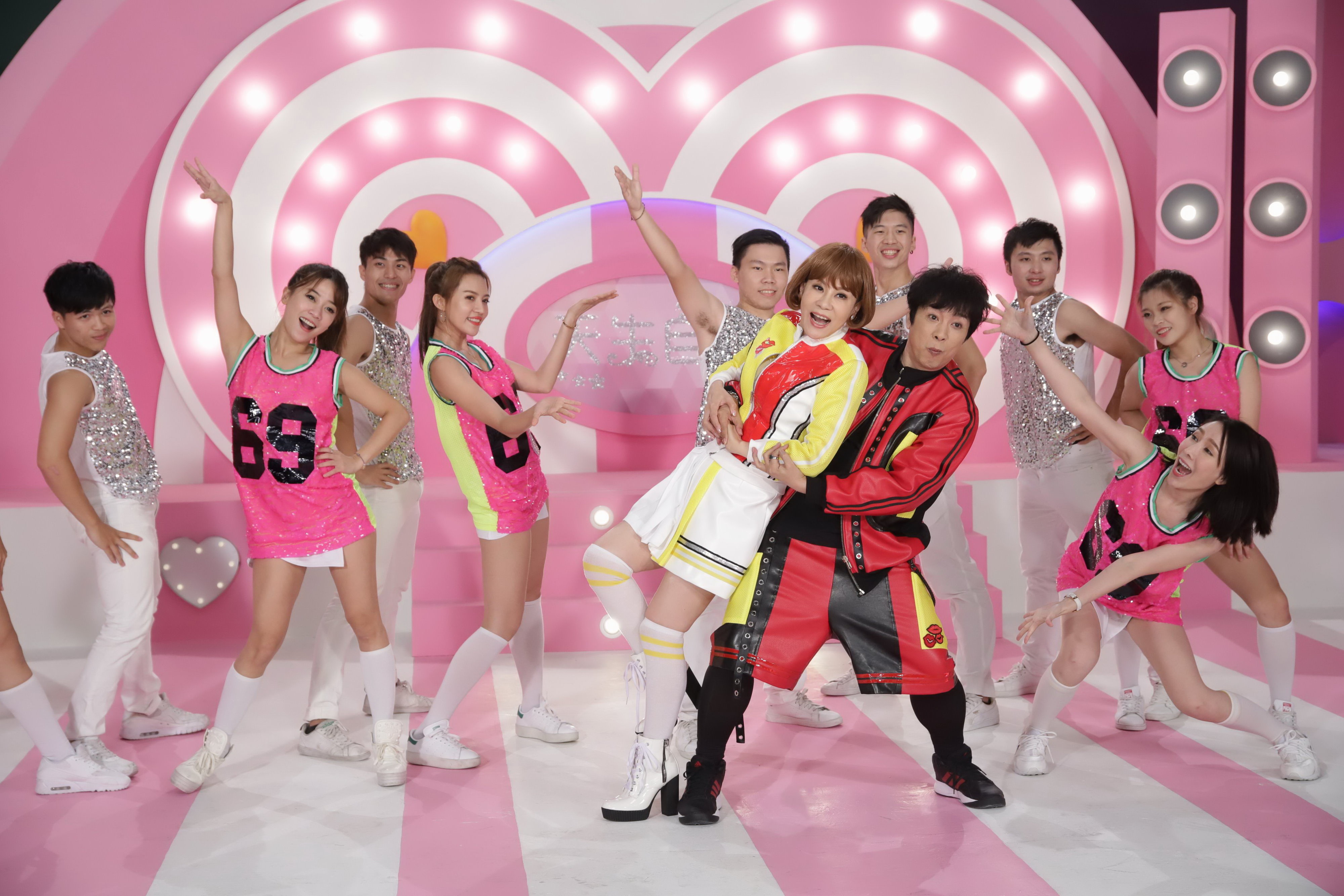 龍千玉首次嘗試唱跳歌路，找來40年死黨曹西平合作〈天生自然〉。（豪記唱片提供）