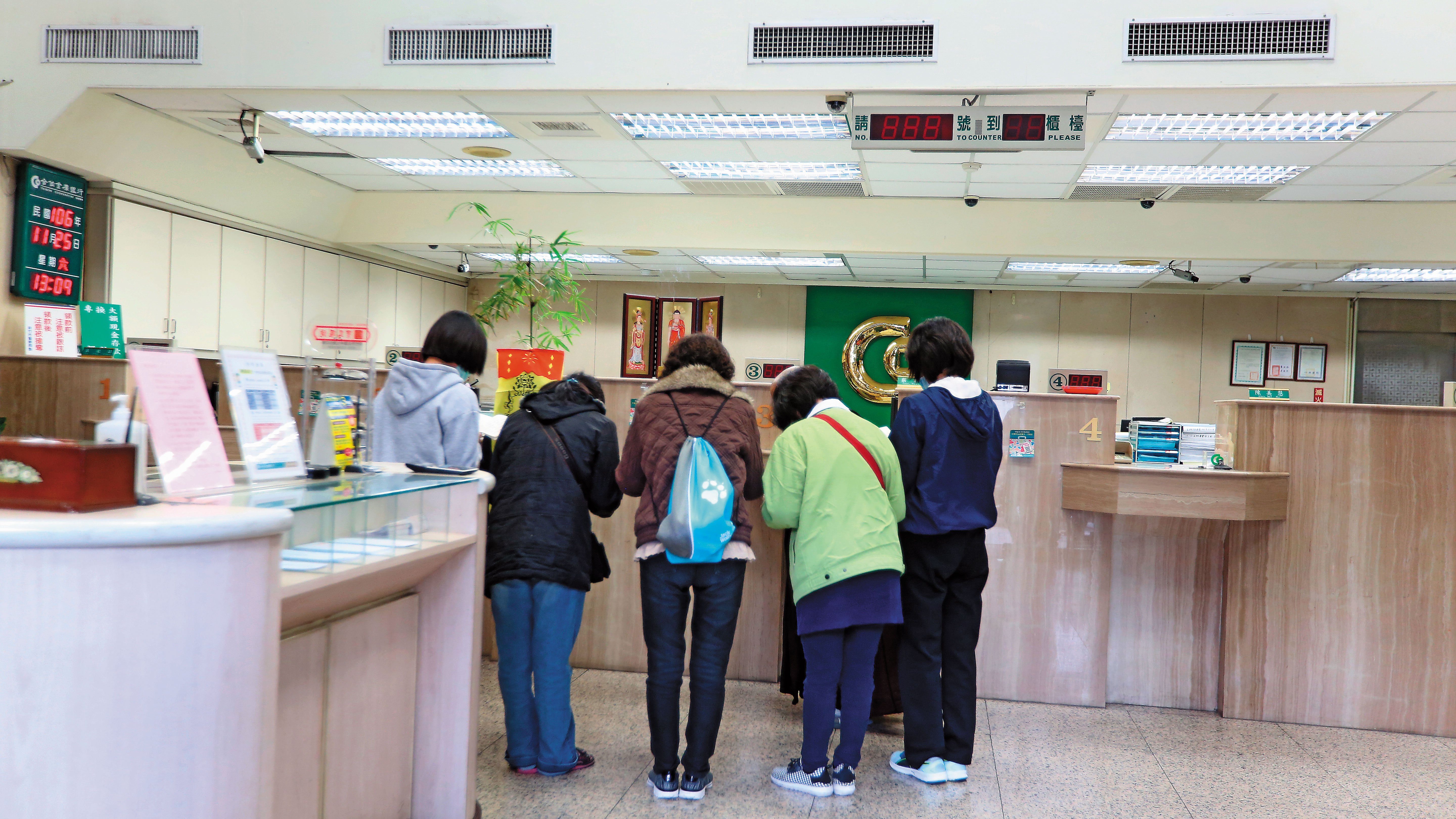 遭潘嫌射殺的銀行員賴偉達家屬，到案發地點招魂。