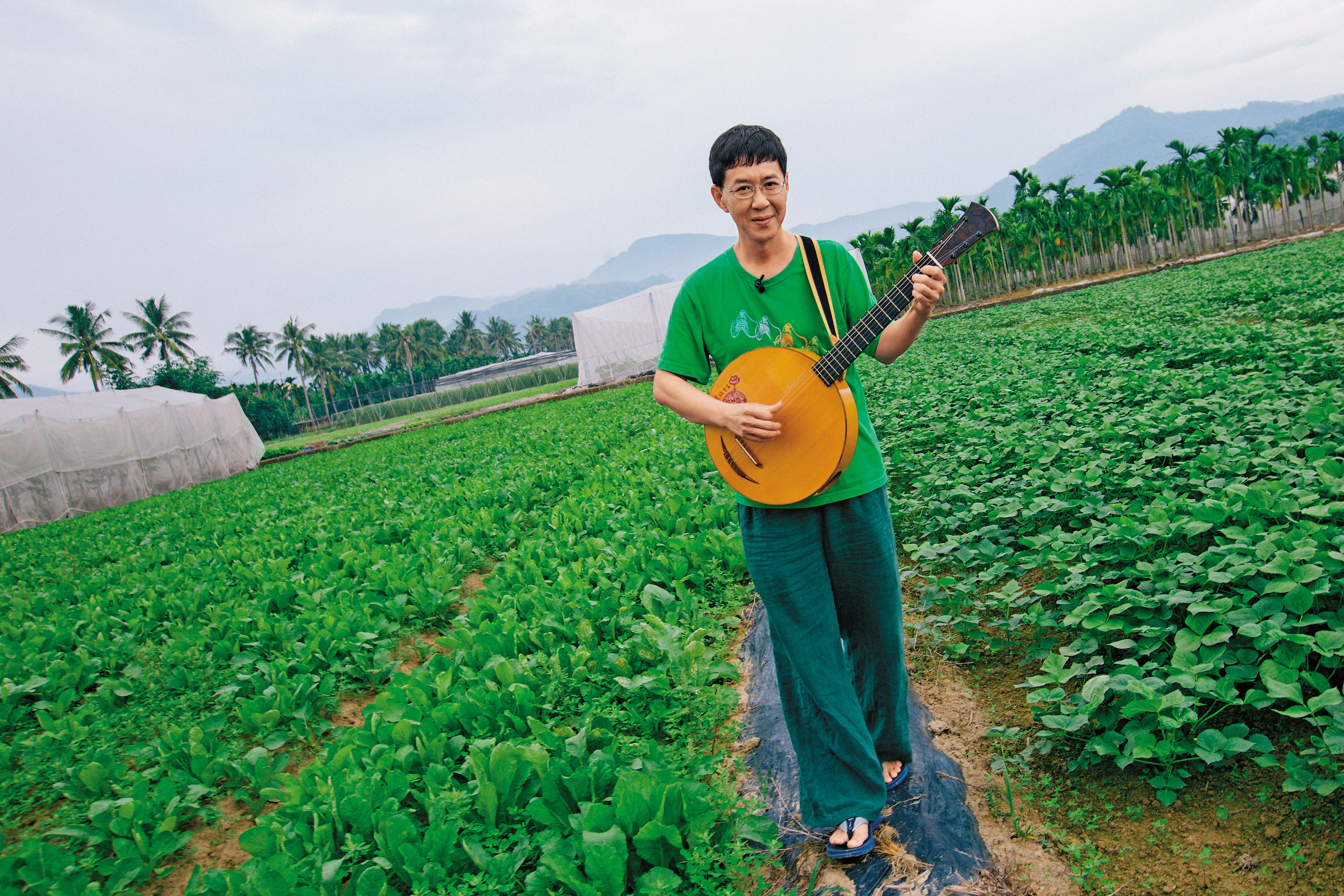 林生祥家的後院,就是自家種的白玉蘿蔔田。他的二哥林展佑說:「林生祥喜歡買白玉蘿蔔送朋友,媽媽疼兒子,知道了,索性幫他種,就不用花錢買了。」