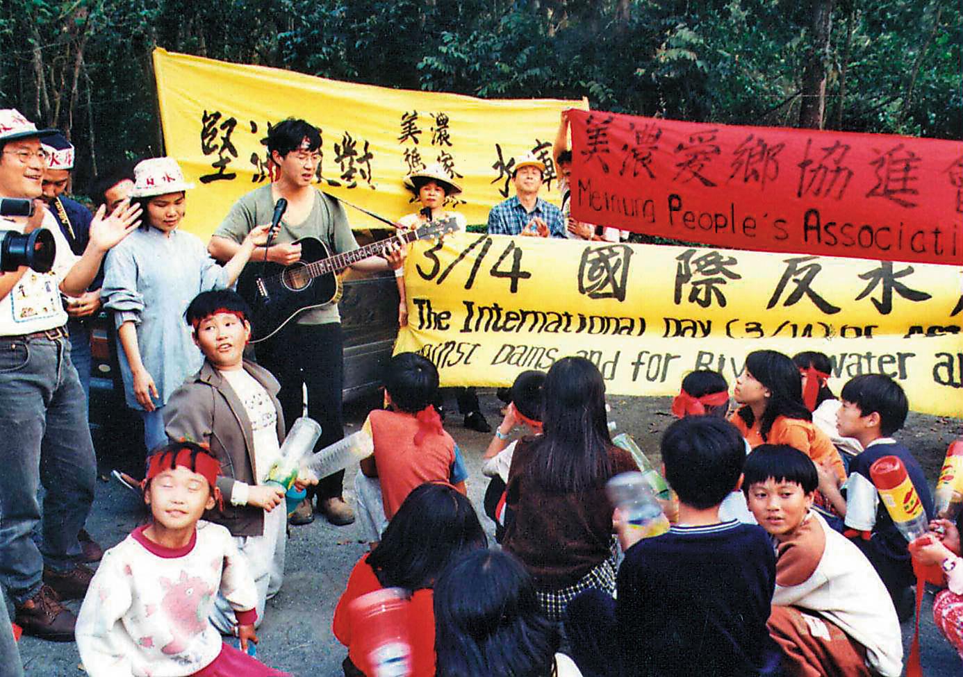 林生祥（手持吉他者）的社運啟蒙是美濃反水庫運動，經常帶著自己的音樂上火線抗議。（聯合知識庫）