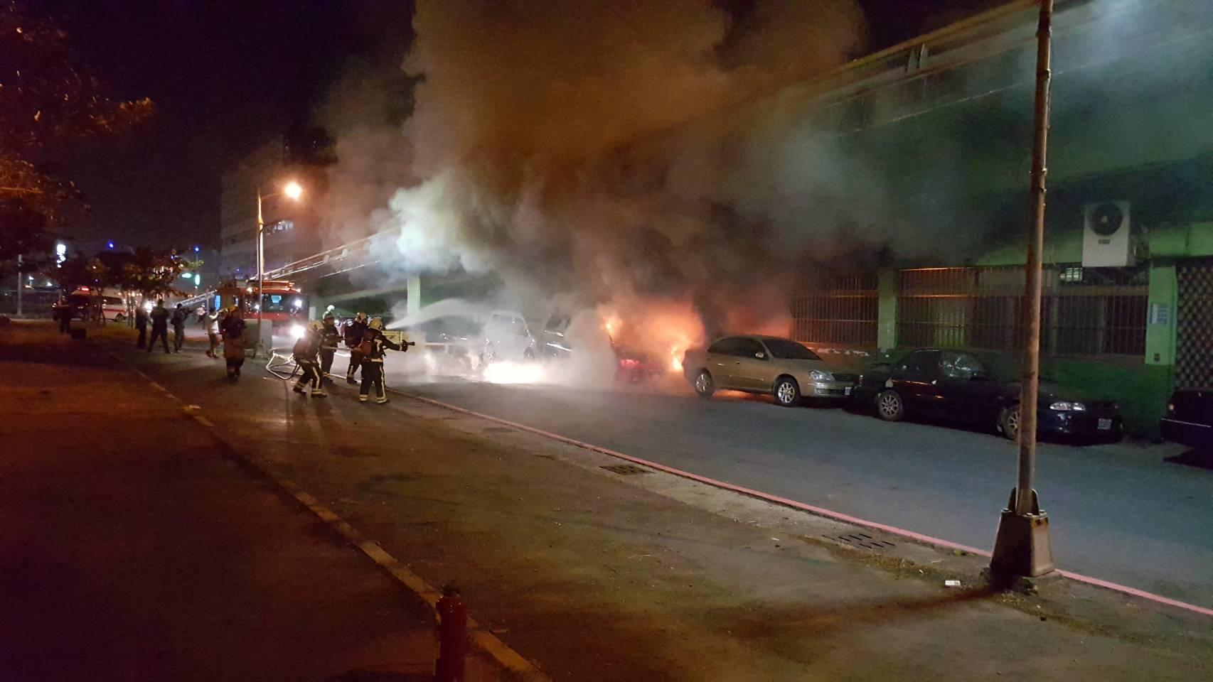 警消布起水線向冒著大火的轎車灑水灌救。(警方提供)