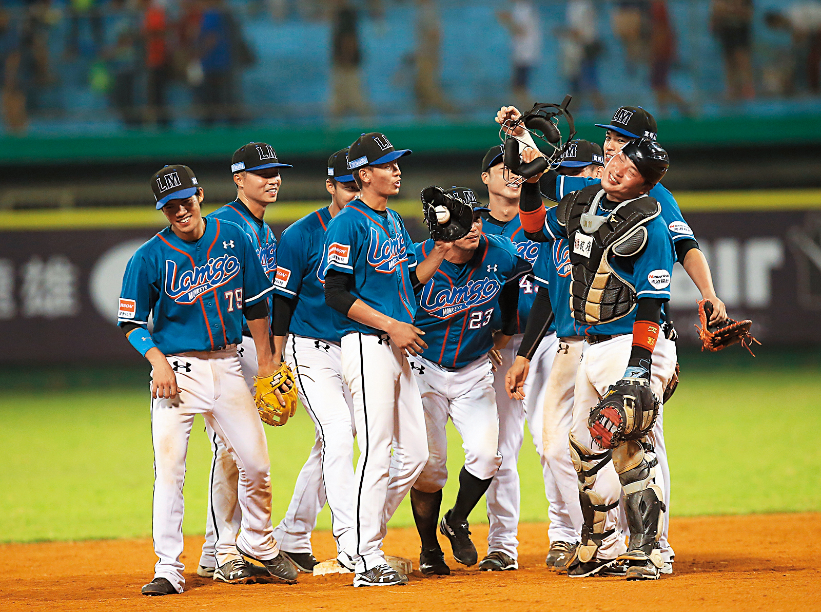 林泓育（右一）球場表現精采，私生活也不遑多讓。（翻攝自中華職棒官網）