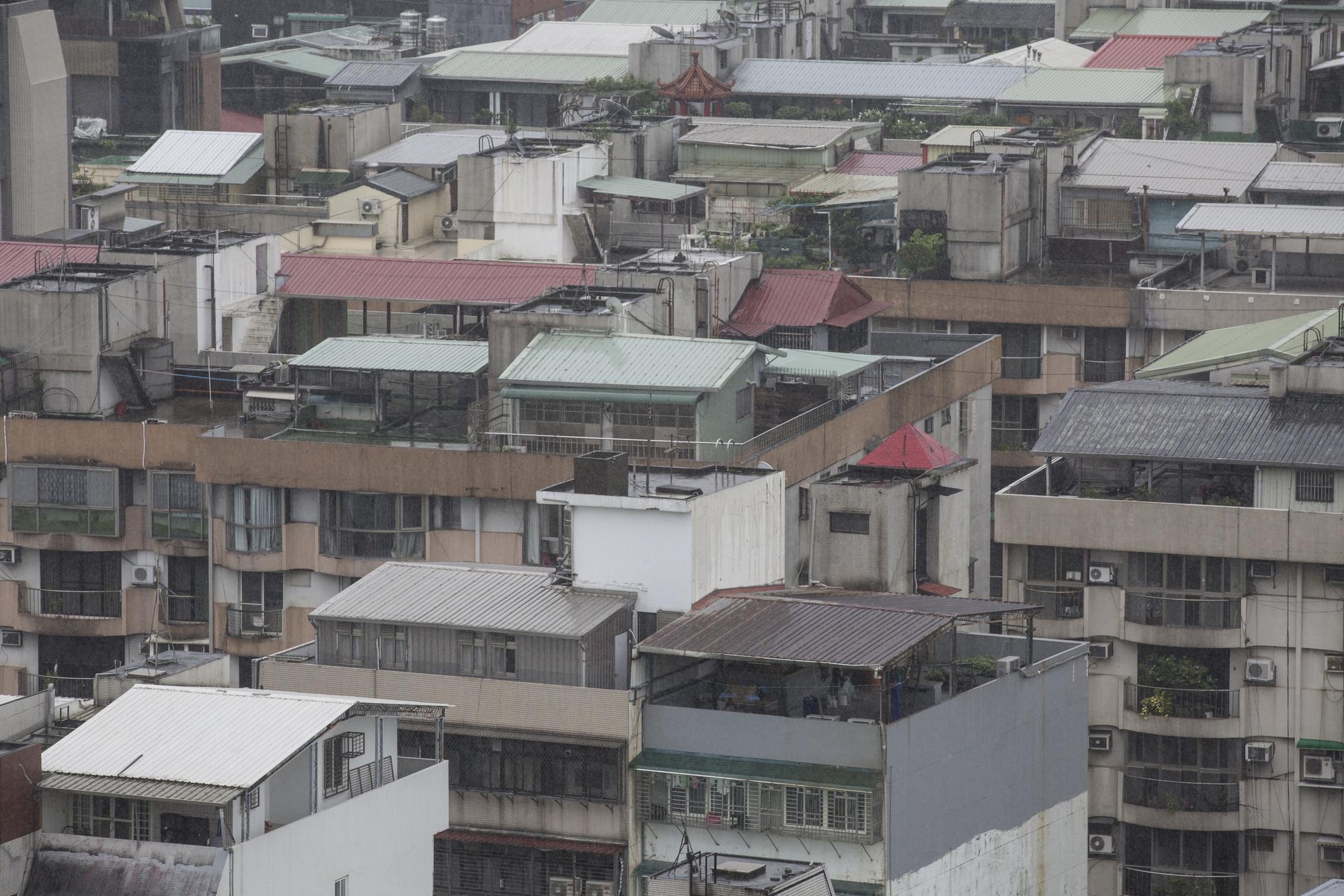 三讀條文規定,除了房租減免所得稅,直轄市政府、縣市政府對房東應課徵的地價稅及房屋稅,也得予以適當減徵。