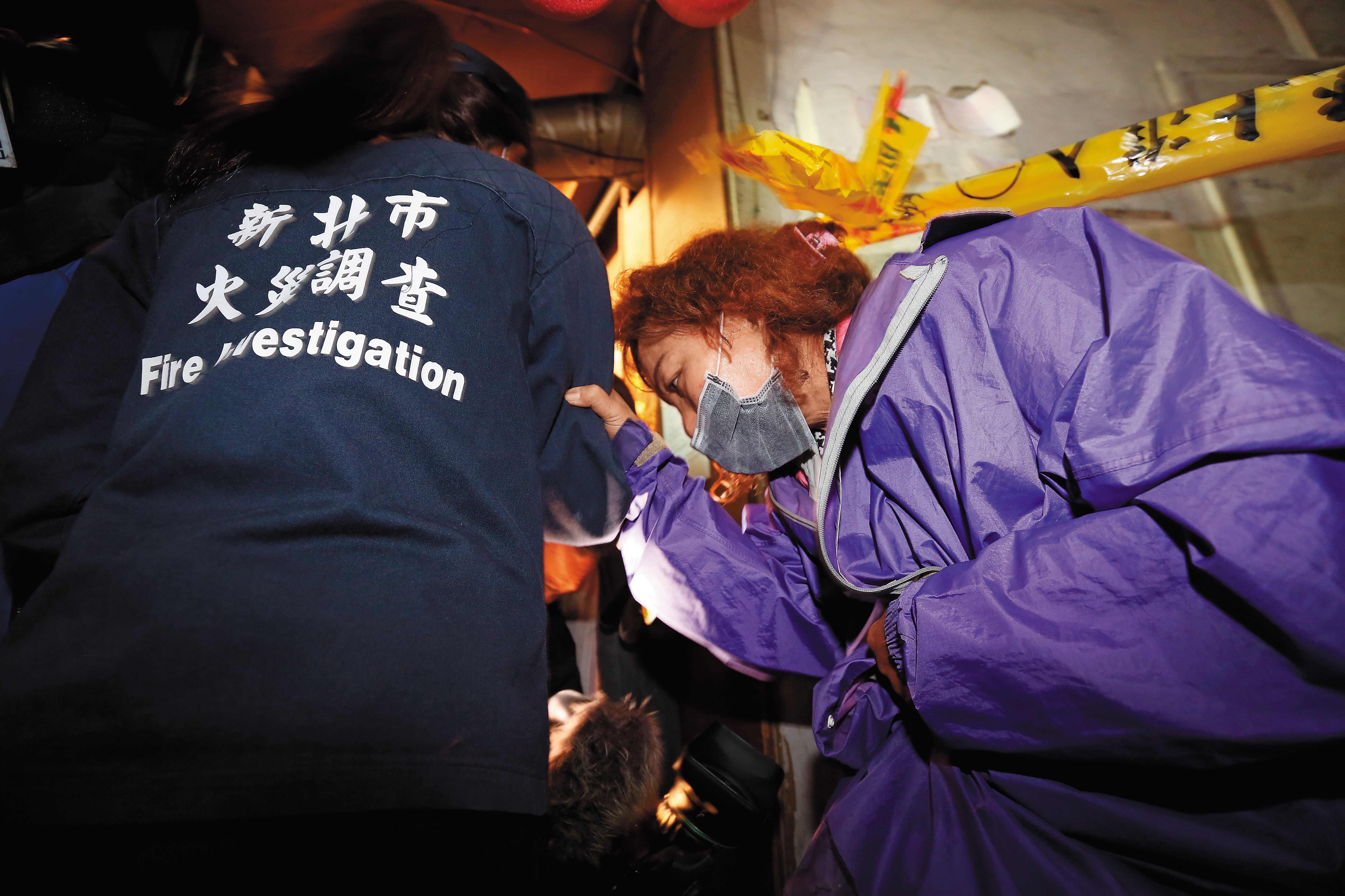 起火公寓4樓與5樓頂加各被隔成14間房出租，造成房客逃生不及慘死火窟，房東連秋香（右）被依業務過失致死罪偵辦。