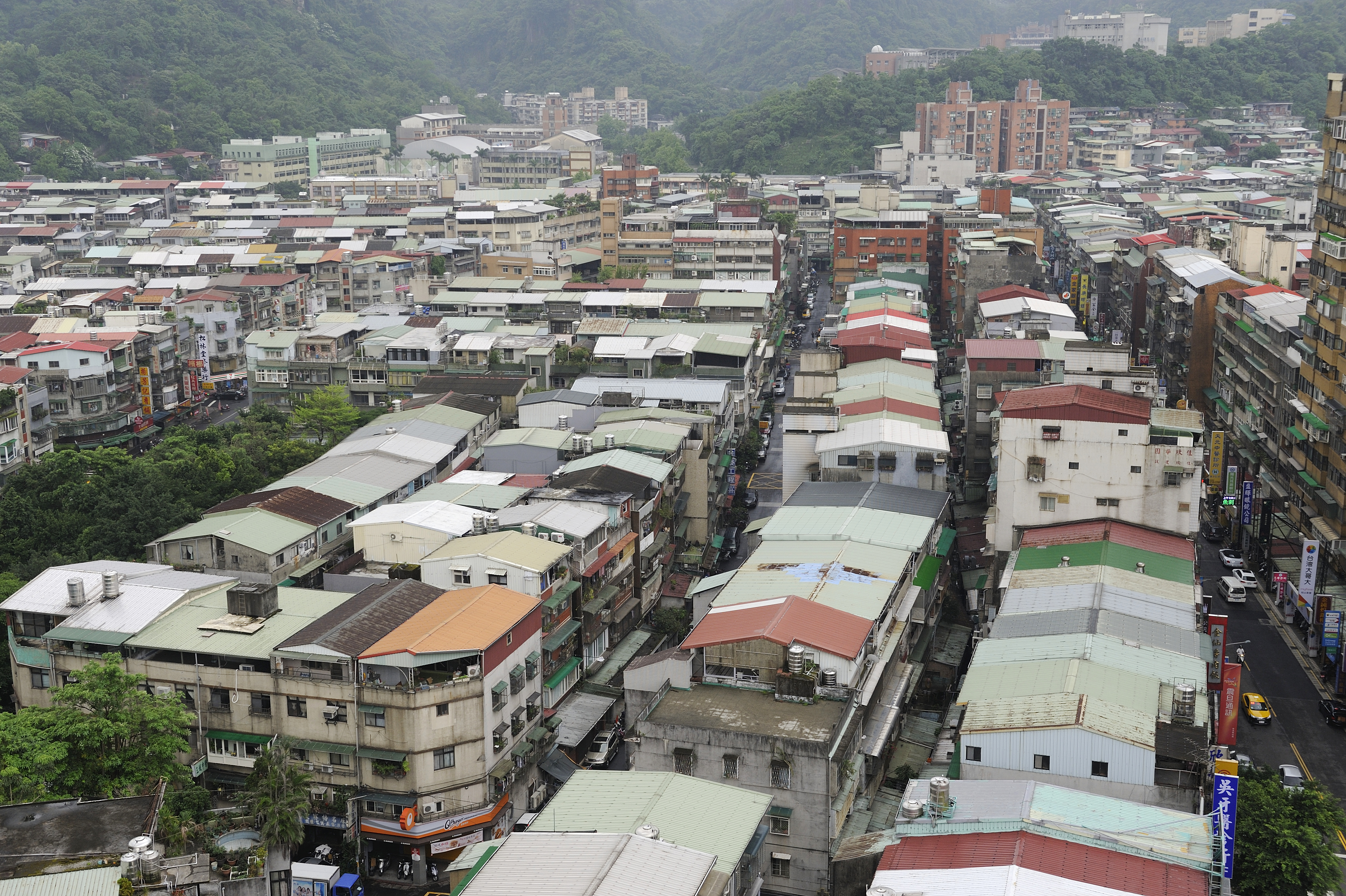 在都會區高處俯看，滿滿都是頂樓加蓋，多數都是違建，但若無人舉報，政府根本無從掌握私領域。