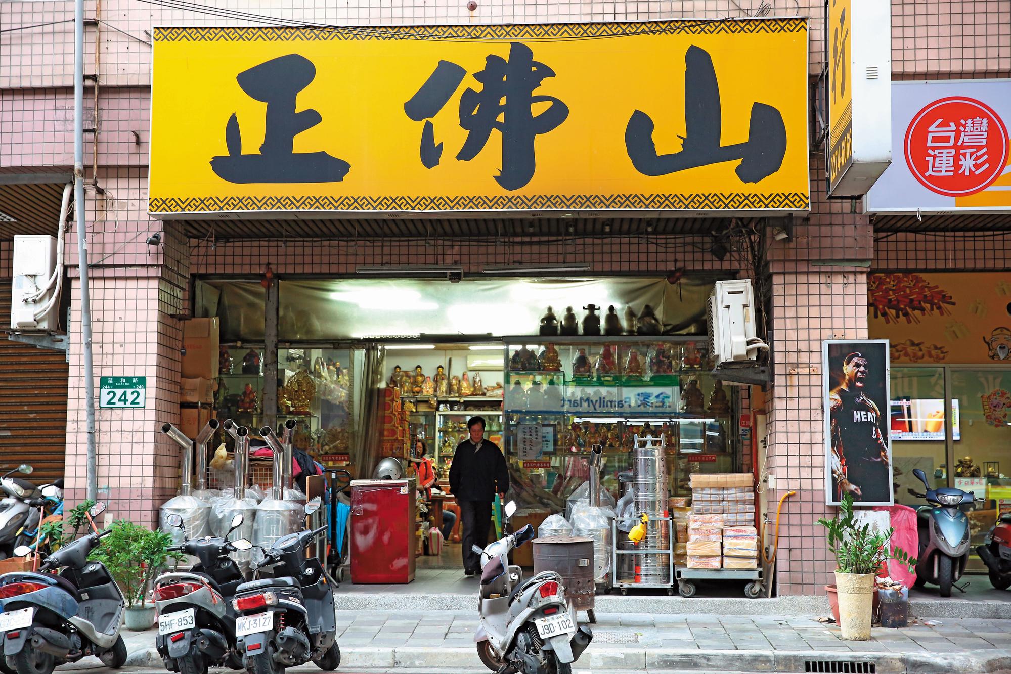 連秋香在新北土城經營佛具店超過20年,卻為了賺錢而私營違法分租,間接害死9條人命。